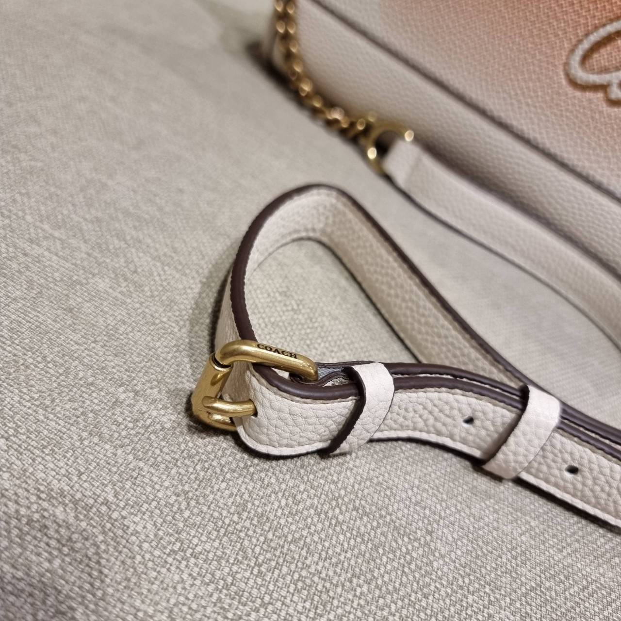 COACH C6494 COACH x JENNIFER LOPEZ DEMPSEY TOTE 22 WITH NYC SKYLINE คอลเลคชั่นใหม่ล่าสุด ยังไม่เข้า shop ไทย!! สุดยอดตัวแม่แห่งความเซ็กซี่ เจนนิเฟอร์ โลเปซ คอลแลบกับแบรนด์ เพิ่มความมีเสน่ห์ให้กับไอเท็มนี้ได้อย่างไม่ต้องสืบ!! กระเป๋าสะพายทรงโท้ท ดีไซน์โดดเ