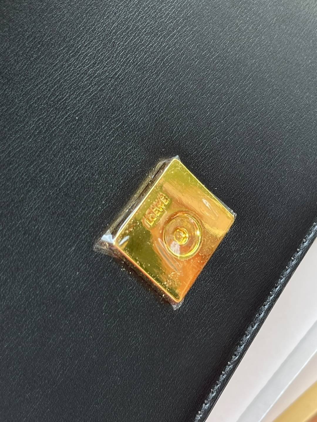 small : LOEWE Goya anagram small leather shoulder bag มาทำความรู้จักทุกดีเทลของ กระเป๋า GOYA ไอเท็มใบใหม่ล่าสุดจาก Loewe ด้วยรูปทรงกล่องอันคลาสสิกที่มาพร้อมรายละเอียดอันน่าค้นหา ด้วยรูปทรงบ็อกสุดคลาสสิก พร้อมโครงสร้างที่กะทัดรัดเปี่ยมไปด้วยสเน่ห์น่าค้นหา 