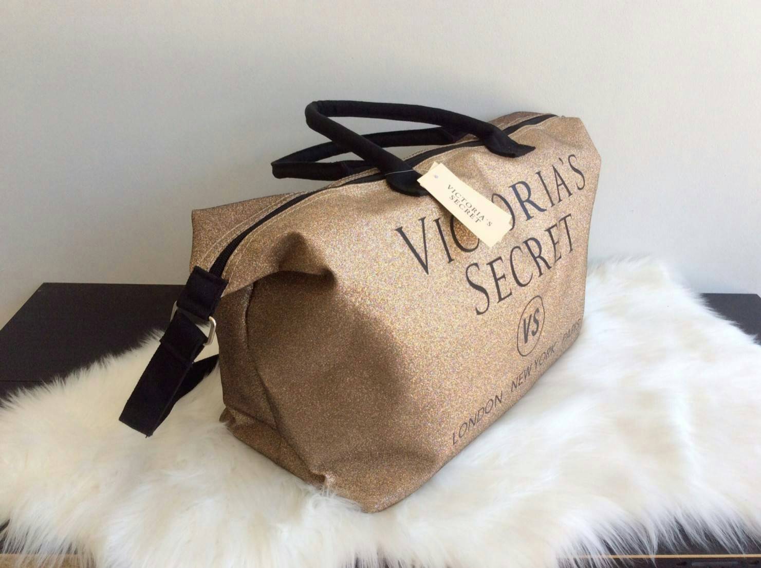 VICTORIA'S SECRET CANVAS GLITTER LARGE RUNWAY TRAVEL BAG 2017 กระเป๋าทรง Travel ใบใหญ่วัสดุ CANVAS GLITTER ด้านหน้าประดับโลโก้แบรนด์ glitter วิ๊งทั้งใบ เปิดปิดด้วยซิป ภายในกว้างจุสุดๆ ใส่เสื้อผ้าได้หลายชุด ไม่ว่าจะถือขึ้นเครื่อง, ไปต่างจังหวัด หรือไป