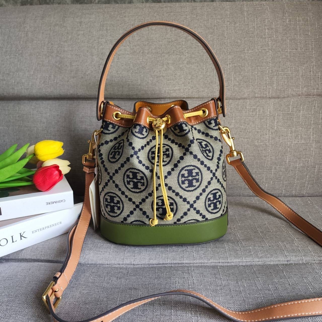 Tory Burch T Monogram Colorblock Bucket Bag กระเป๋าสะพาย ทรงบัคเกต รุ่นฮอต สไตล์ไหนเข้าได้ทุกลุค วัสดุ jacquard ตัดขอบหนังแท้ ภายในเป็นช่องโล่งกว้าง ใส่ของได้เยอะหยิบจับสะดวก มาพร้อมสายสะพายข้างหนังแท้ ถอดและปรับระดับได้สะพายชิวได้ทุกโอกาส