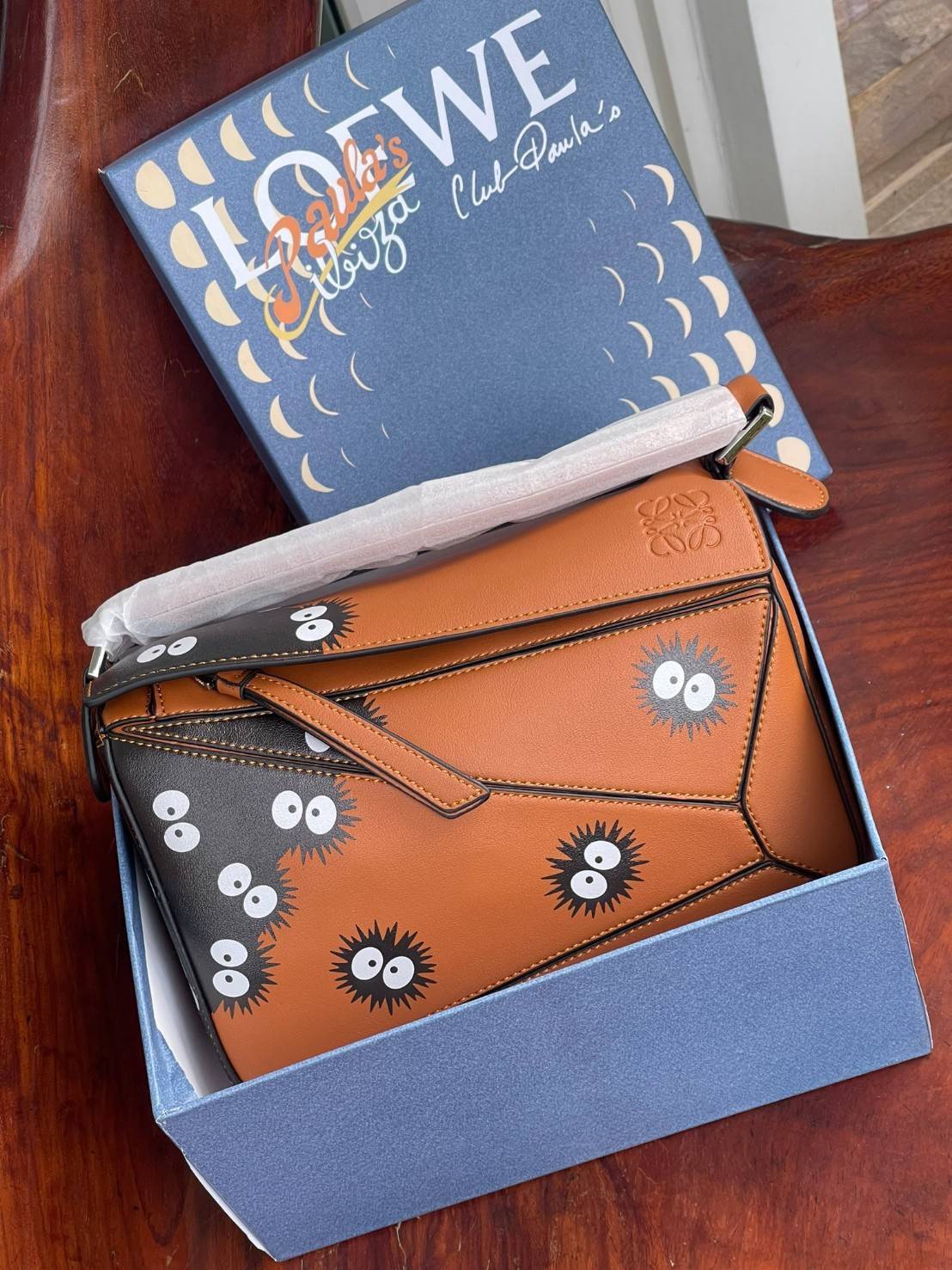 Loewe X My Neighbor Totoro Puzzle bag การร่วมงานสุดคิวท์ที่น่าจับจอง สำหรับใครที่ชื่นชอบการ์ตูนแอนิเมชั่นญี่ปุ่นอย่าง My Neighbor Totoro การออกแบบคาแร็กเตอร์ที่ใครๆ ต่างก็บอกว่าน่ารัก ล่าสุดก็เป็นที่น่าตื่นเต้นอีกครั้ง เมื่อสตูติโอดังได้เปิดตัวการร่วมงานก