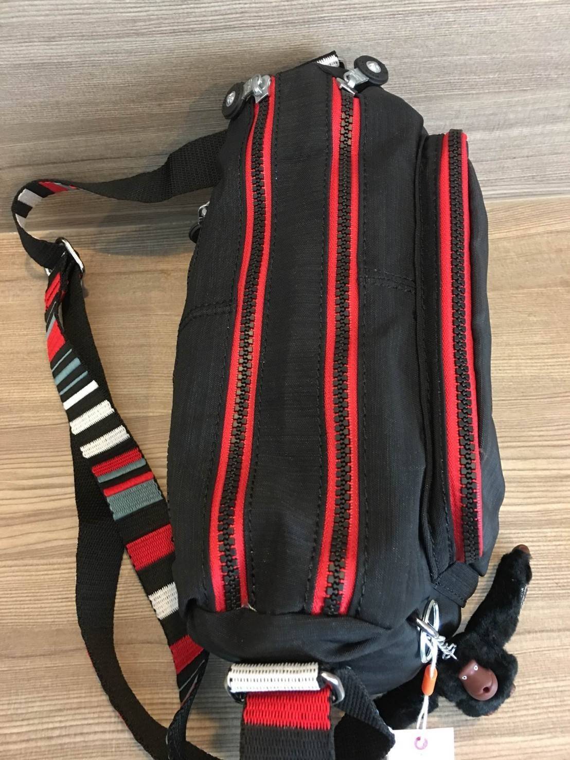 Kipling Reth กระเป๋าสะพายทรงสวย รุ่นยอดนิยม สายสะพายปรับระดับสั้น-ยาว เป็นกระเป๋าสะพายแบบ cross body ได้ค่ะ ช่องซิปเยอะ ใส่ของได้เป็นสัดส่วน จุสัมภาระได้ดีเลยค่ะ ทรงสวย สะพายน่ารักมาก ห้ามพลาดเลยค่ารุ่นนี้