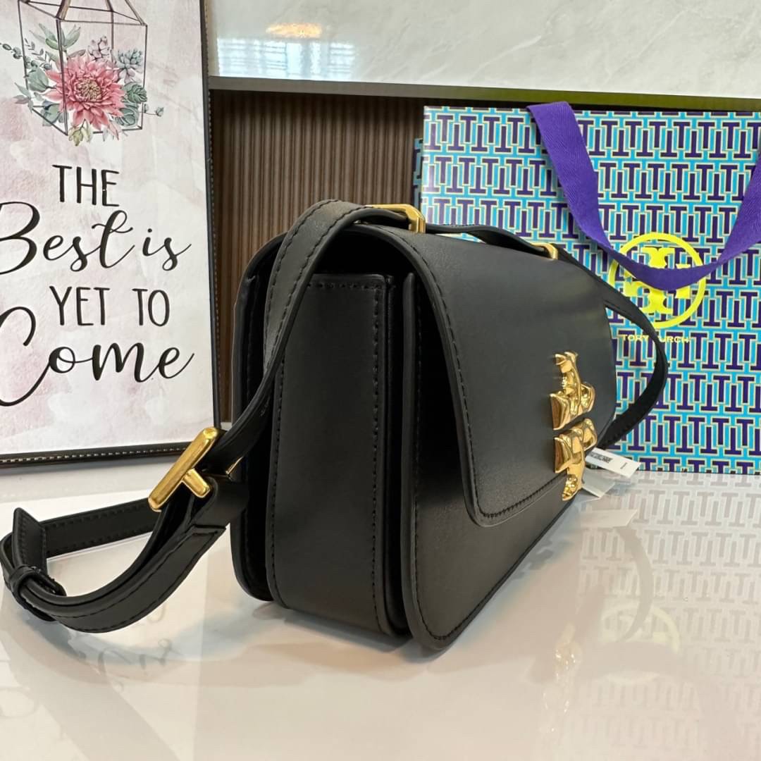 TORY BURCH ELEANOR SMALL LONG CONVERTIBLE SHOULDER กระเป๋าสะพายทรงยาว E/W Eleanor Convertible สูดหรู ดูแพง หนังแท้ เรียบสวยหรู โดดเด่นด้วยป้ายโลโก้สีทอง ลาย Double T อันเป็นเอกลักษณ์ ภายในช่องโล่งกว้างสามารถใส่โทรศัพท์ได้ทุกรุ่น สามารถใส่กระเป๋าสตางค์ใบยา