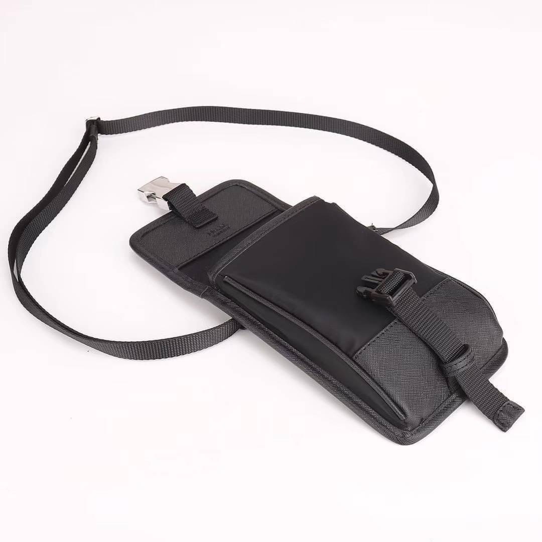 PRADA Re-Nylon and Saffiano leather smartphone case ใช้ได้ทั้งชาย-หญิง ของมันต้องมี ใบนี้ห้ามพลาดเลยค่า งานหนังแท้ งานจริงสวยมากค่ะ