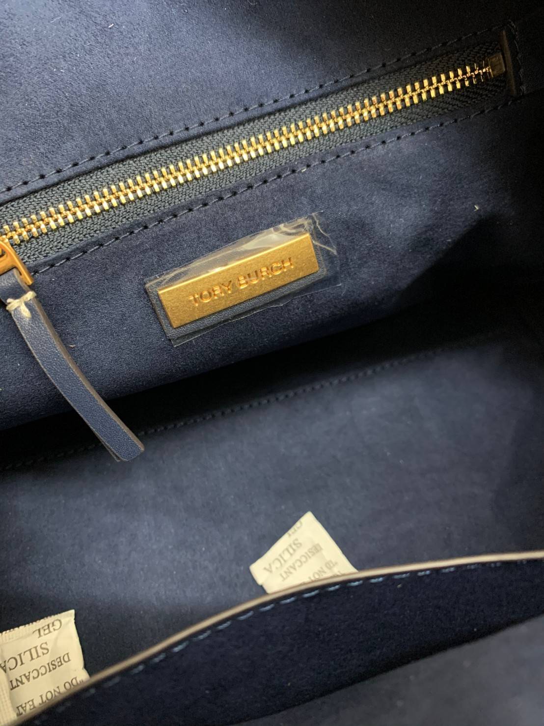 สวยก่อนใครแน่นอนค่ะนาทีนี้💋 💥รุ่นที่กำลังฮิตมากตอนนี้ของเหล่าคนดังใน ตปท.! TORY BURCH T MONOGRAM JACQUARD BARREL ((ใบใหญ่)) พร้อมส่งที่ไทยทันที! กระเป๋าทรงหมอนจาก Tory burch วัสดุ jacquardทอลายแบรด์+หนังแท้ ได้สวยงามหรู ดูคลาสสิคมากๆค่ะ เป