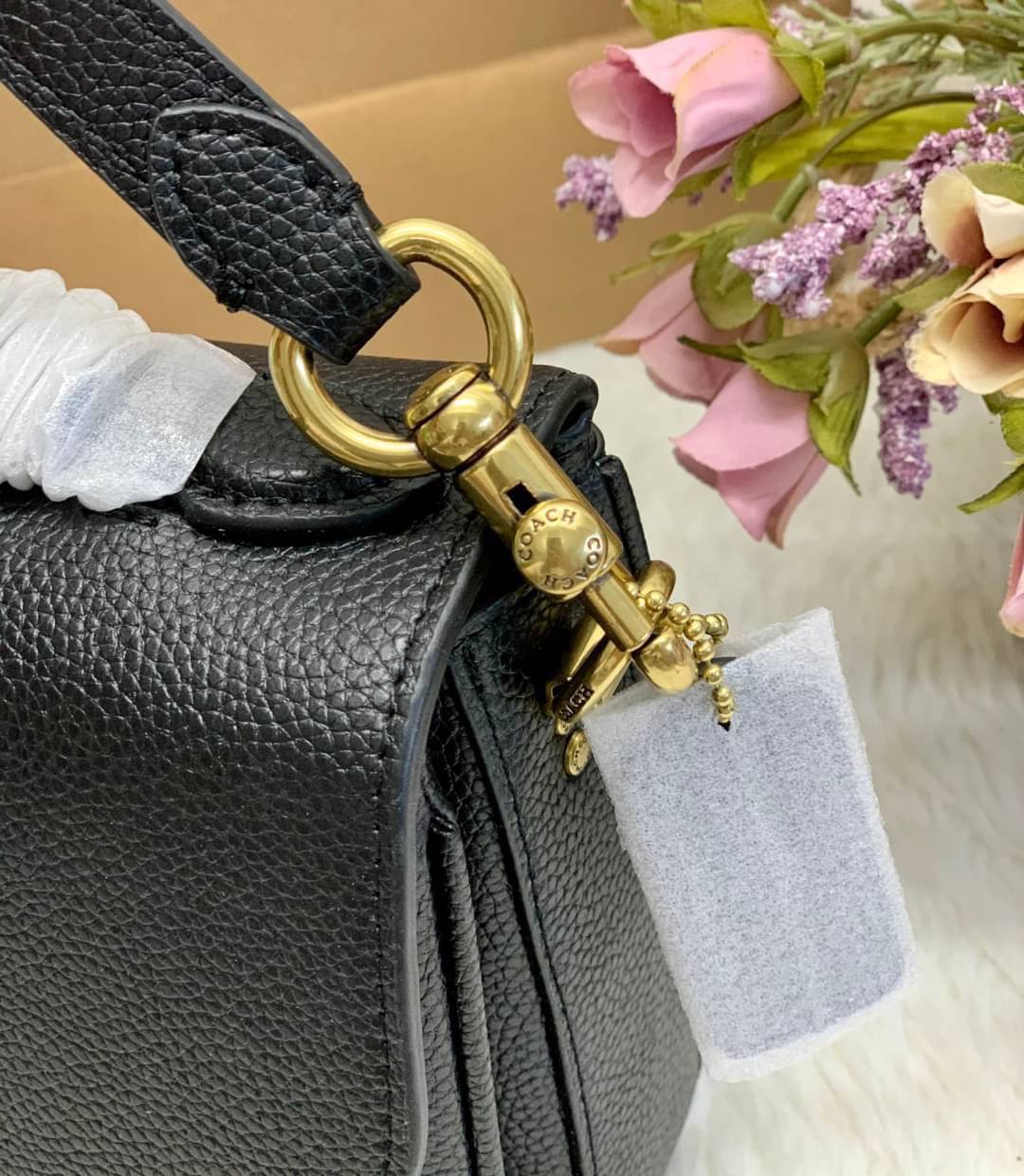 COACH CASSIE CROSSBODY BAG((68349//68348)) พร้อมส่งค่ะ! รุ่นฮิต กระเป๋าหิ้วได้//สะพายข้างหรือครอสบอดี้ร์ได้ หนังแท้นิ่มสวย เปิดปิดกระเป๋าแบบหมุนล็อค ภายในกระเป๋ามี3ช่องให้ใส่ของ แต่ล่ะช่องกว้าง สามารถใส่กระเป๋าเงินใบยาวได้;ของอื่นๆได้จุทีเดียวค่ะ ;มีช่องซ