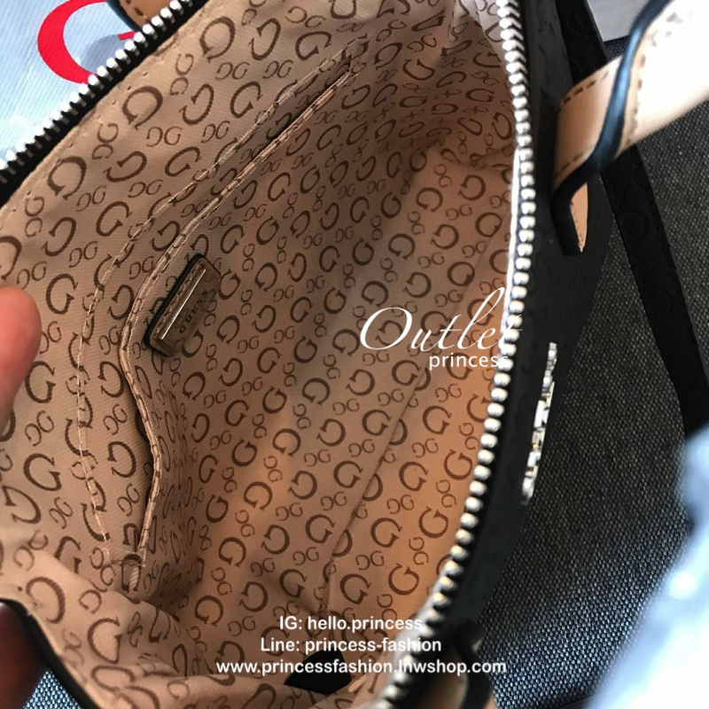 GUESS BALDWINPARK MINI BAG กระเป๋าถือหรือสะพาย วัสดุ Saffiano PU คุณภาพดี นิ่ม น้ำหนักเบา ด้านหน้าประดับด้วยโลโก้แบรนด์สวยหรู ตัวกระเป๋าลาย G ทั้งใบ เปิดปิดกระเป๋าด้วยซิปสะดวกใช้ ด้านในโล่งกว้างมีช่องสำหรับใส่ของหลายช่อง ใส่กระเป๋าสตางค์ใบกลางได้ ใส่Iphon