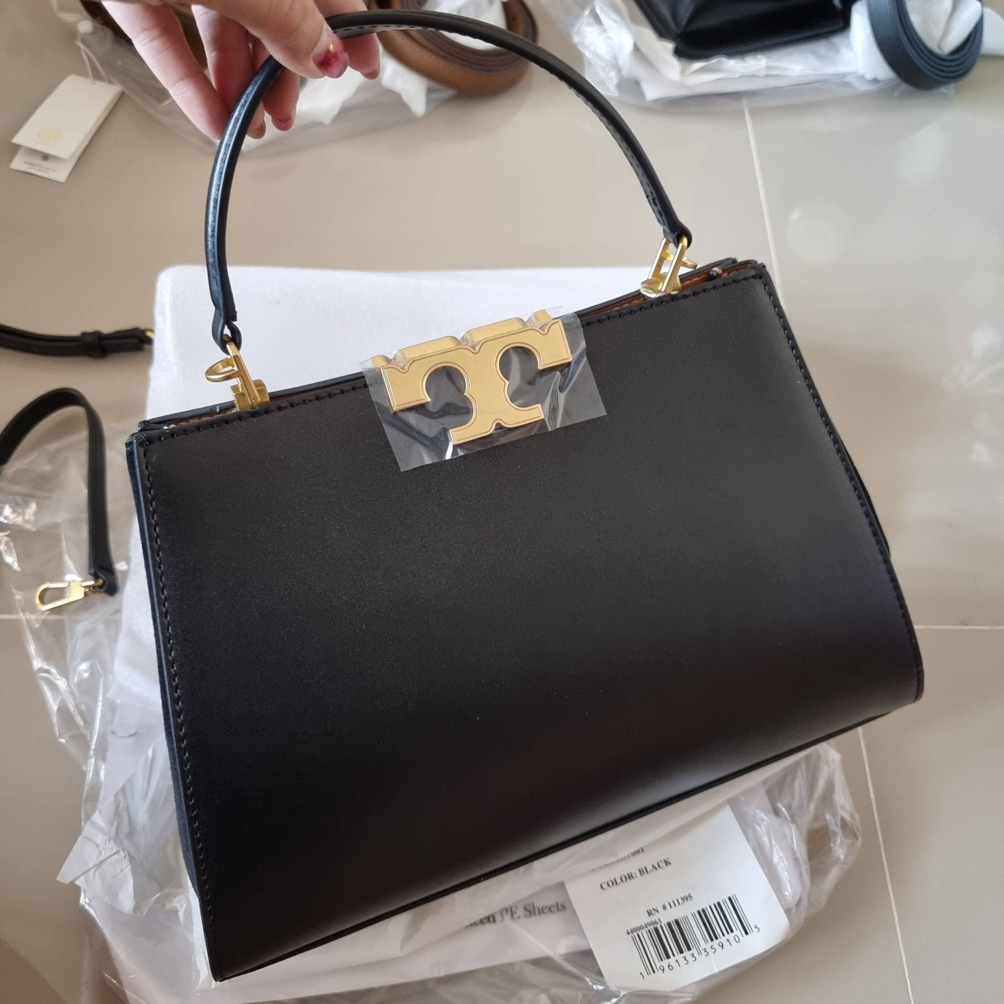 TORY BURCH ELEANOR SPAZZOLATO SATCHEL ใหม่และดูดีเกินต้าน กับกระเป๋าถือทรงสวย ใบใหญ่ ดีไซน์ผู้ดีเรียบหรู ถือขับผิวไปเลยทุกสี สวยคม มาพร้อมหูจับในตัว