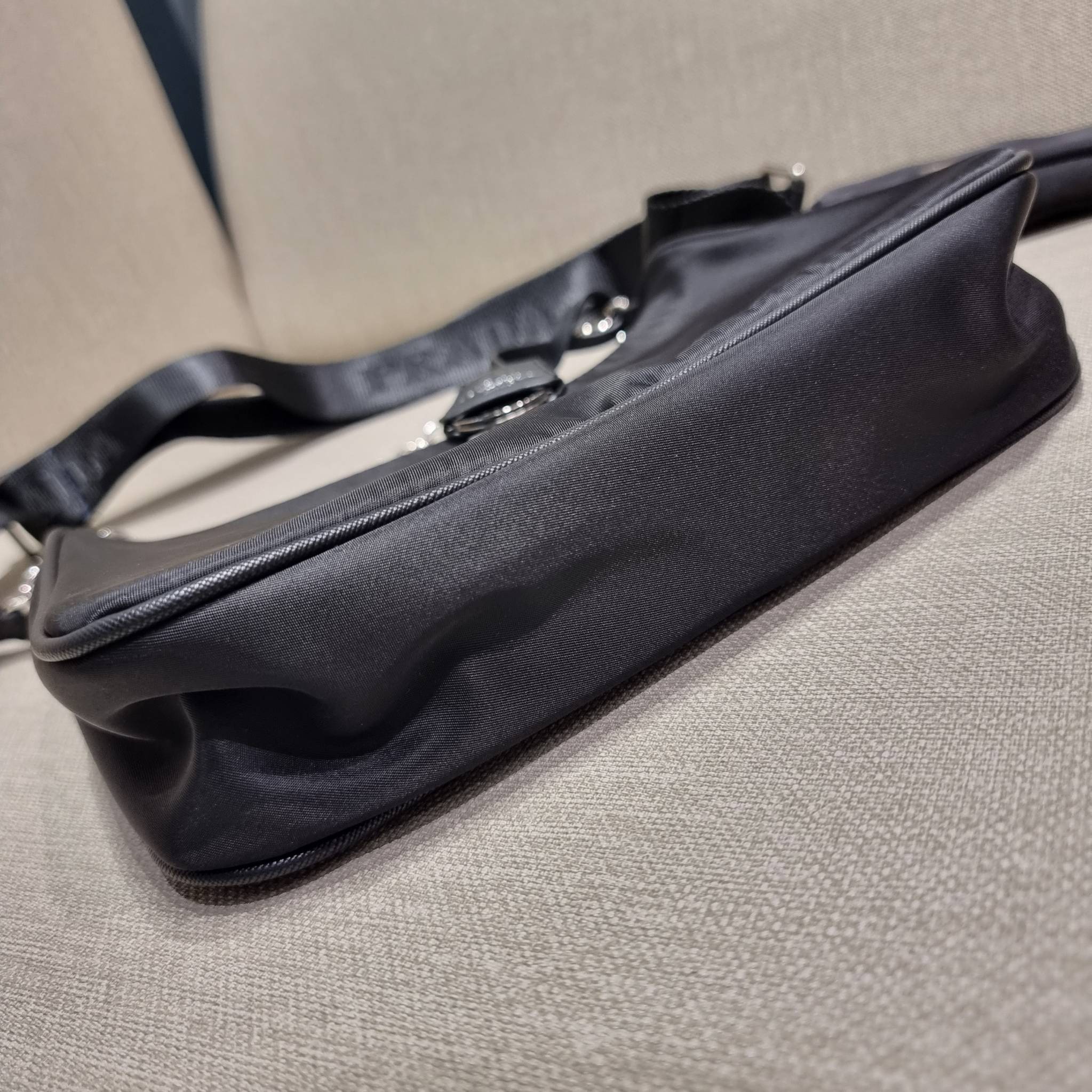 VIP 🥂 PRADA RE-EDITION 2005 RE-NYLON SHOULDER BAG ไอเท็มสุดปัง ที่ฮิตตลอดกาลไม่ว่าจะปีไหนๆ จัดให้ครบทั้งสีขายดีและสีใหม่ล่าสุด ที่สายคุณหนูห้ามพลาด!! กับกระเป๋าสะพายทรงคลาสสิค เหมาะเป็น everyday bag มากๆ วัสดุผ้าไนล่อนคุณภาพ พร้อมใบลูก ไว้ใส่เหรีย