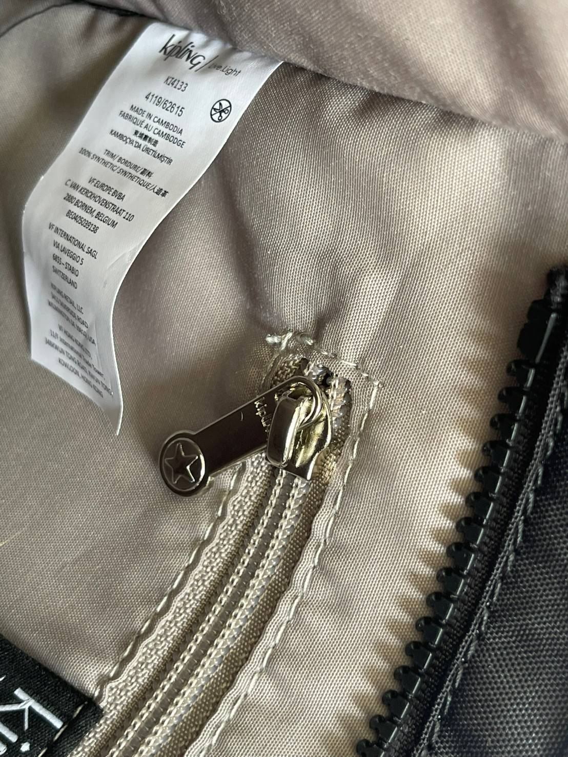 Kipling Patsy M Crossbody คอลเลคชั่นใหม่ล่าสุด ที่ไม่เน้นลวดลายและสีสัน แต่เน้นรูปแบบการใช้งานที่ง่ายแสนง่ายไม่ซับซ้อน ขนาดกำลังดี สามารถใส่ของที่จำเป็นได้ ไม่ว่าจะเป็นโทรศัพท์มือถือหรือกระเป๋าสตางค์ น้ำหนักเบา ด้านในของกระเป๋ายังแบ่งช่องเป็นระเบียบ พกพาไ