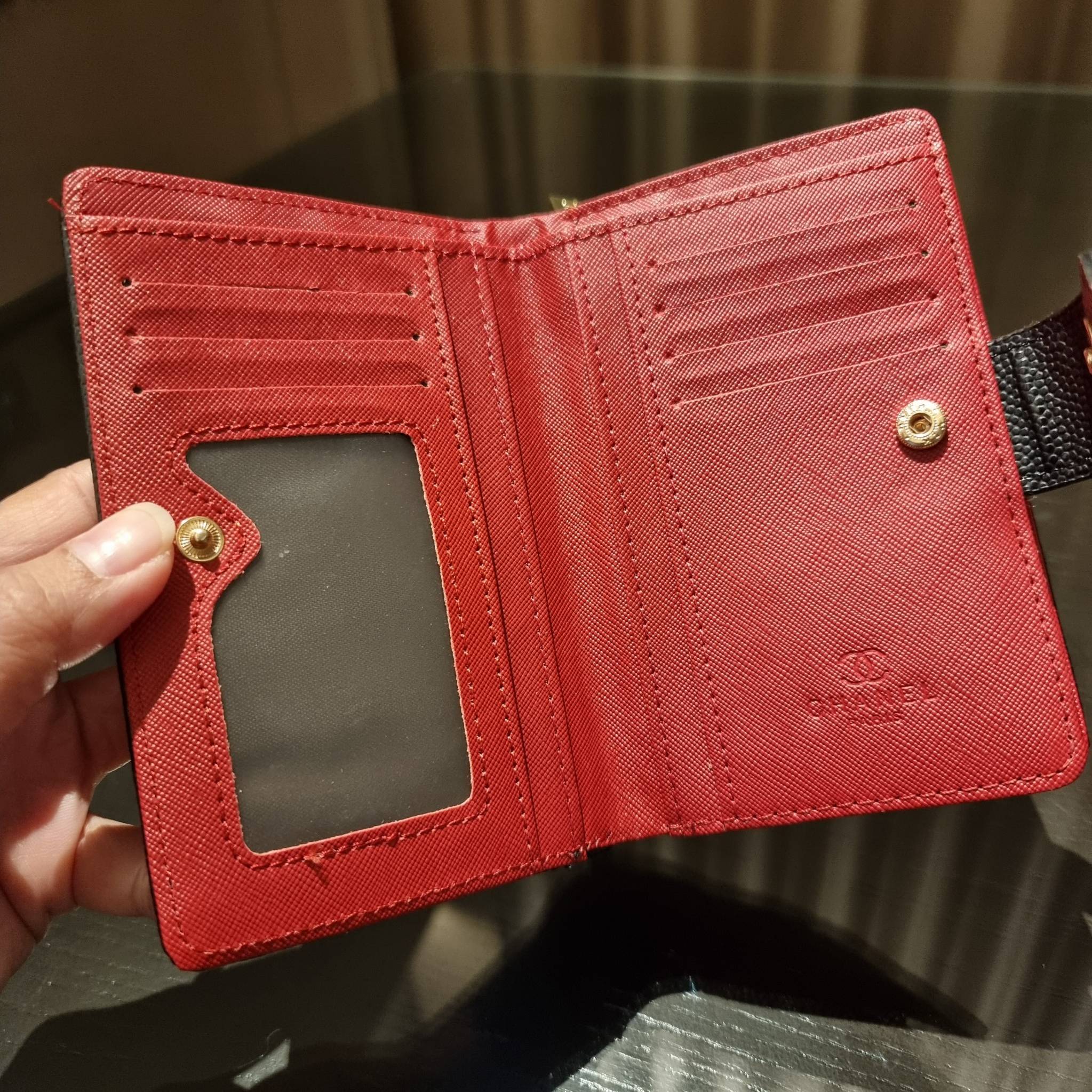 VIP 】หรูสุด ไม่ต้องพูดเยอะ!! HOT ITEM!! กระเป๋าสตางค์ใบกลางขนาดเหมาะมือ ดีไซน์ลุคผู้ดี สวยคลาสสิคจาก Chanel premium for gift วัสดุหนังลายคาร์เวีย ใช้งานง่าย เปิด-ปิดด้วยกระดุมแม่เหล็ก และซิปรูดช่องสำหรับใส่เหรียญ สะดวกมากๆ ภายในกระเป๋ามีช่องใส่บัตร ใส่ธนบ