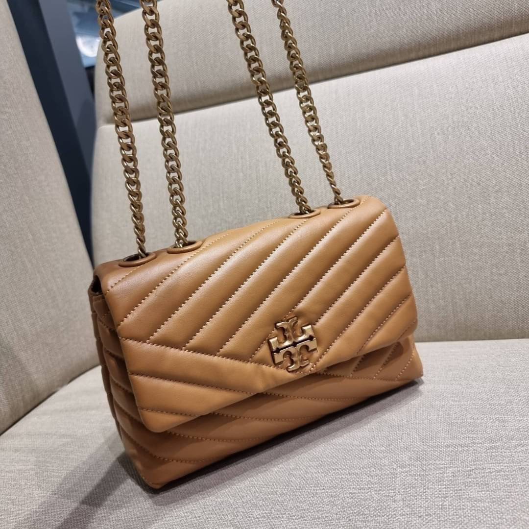 TORY BURCH KIRA CHEVRON CONVERTIBLE SHOULDER BAG (SMALL / MEDIUM) กระเป๋าสะพายรุ่นยอดฮิต ไซส์คลาสสิค ที่ใช้ยังไงก็ดูหรู ดีไซน์เฉพาะตัว วัสดุหนังแกะ สัมผัสนิ่ม เปิด-ปิดด้วยกระดุมแม่เหล็ก ภายในเป็นช่องโล่ง ใส่กระเป๋าสตางค์ มือถือ เครื่องสำอางค์ พาวเวอร์แบงค