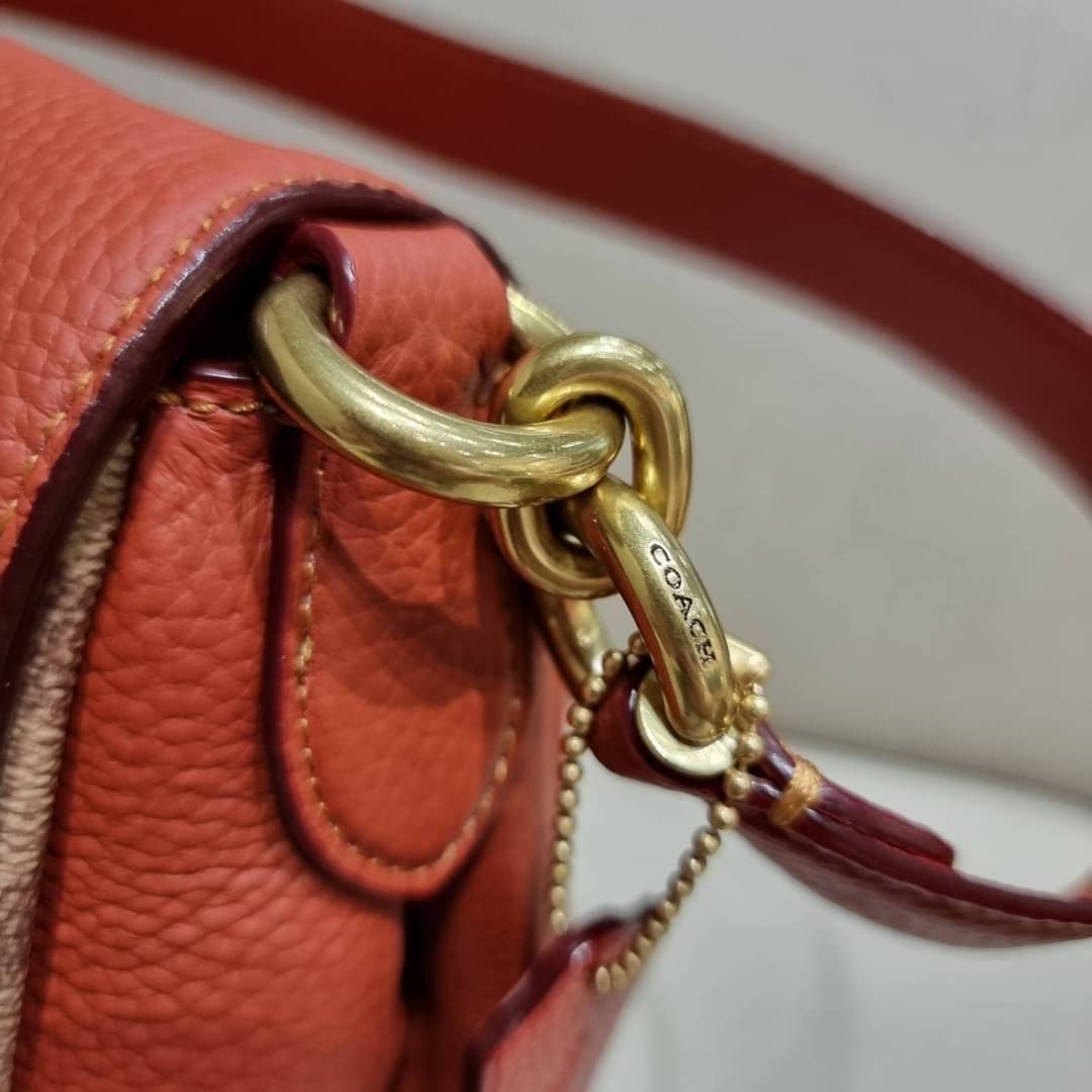 COACH Coated Canvas Signature May Shoulder Bag พร้อมส่งที่ไทย คัดงานคุณภาพ จัดเต็มมาให้ต่อนรับปีใหม่นี้ค่าา ✔️กระเป๋าหิ้ว//คล้องไหล่//สะพายข้างได้ ใบใหญ่ สุดคุ้ม! ✔️หนังแท้ชั้นดีที่สุด หนังหนานิ่ม รู้สึกได้ตอนสัมผัสค่ะ สวยมากๆ ✔️ด้านห