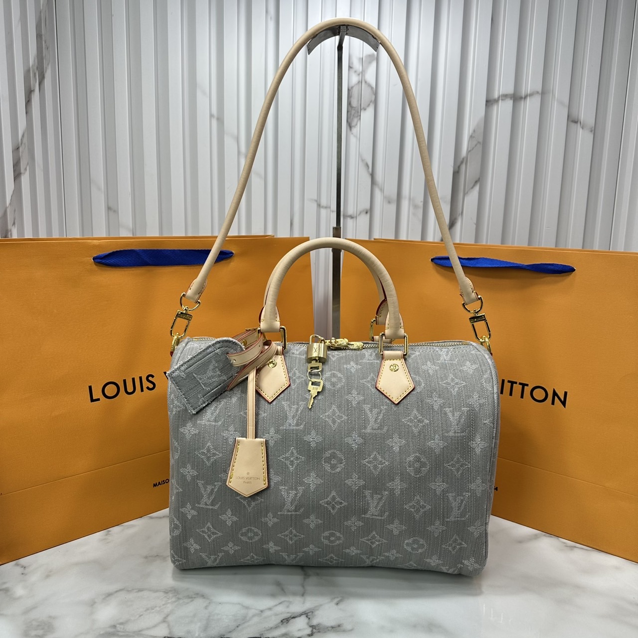 ORI หนังแท้ | LV Speedy Soft 30 Monogram Denim Washed Gray กระเป๋าสะพายสปีดี้ทรงหมอน ทรงยอดนิยม งานเดนิมตัดเย็บจากผ้าฝ้ายโดยใช้เทคนิคการฟอกสีแบบพิเศษ ตกแต่งด้วยหนังและฮาร์ดแวร์สีทองอ่อน
