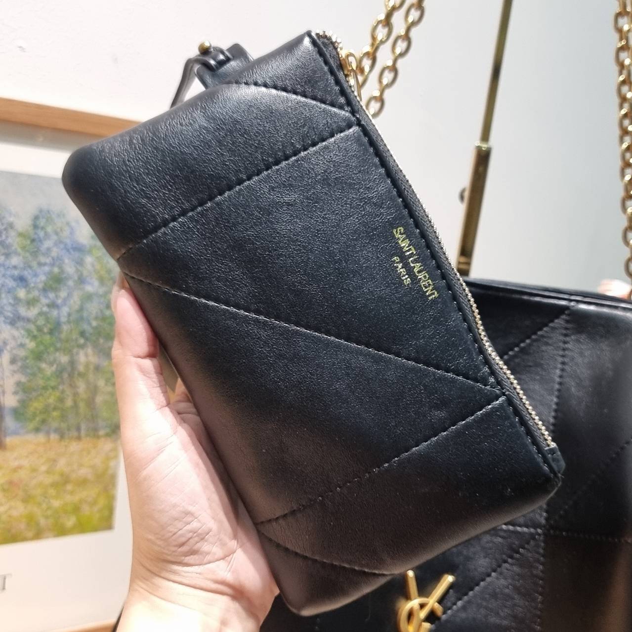 YSL jamie shopping bag ครบเครื่องตัวมัมเค้าใช้กัน ดีไซน์ใหม่! กับกระเป๋าสะพายใบใหญ่ เรียบหรู ดูปัง ดูแพง สีดำคลาสสิคตัดกับอะไหล่สีทองได้อย่างลงตัว