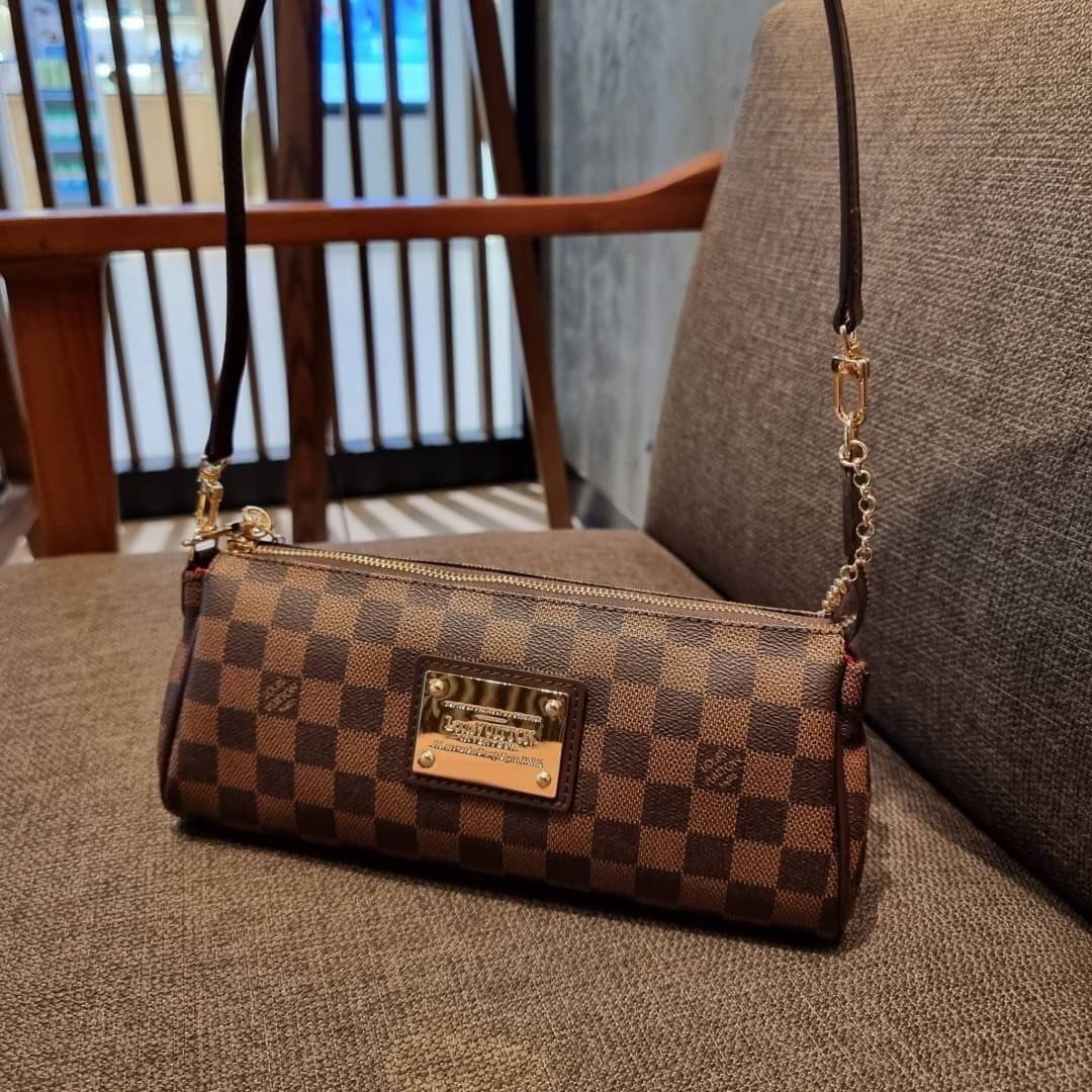LV CROSSBODY CLUTCH BAG WITH CHAIN / LV Eva Clutch Crossbody Bag กระเป๋าสะพายวีไอพีพรีเมี่ยม วัสดุหนังแคนวาสคุณภาพ โลโก้เพลทอะไหล่ทอง คมชัด หรูหรา เปิด-ปิดกระเป๋าด้วยซิป ภายในเป็นช่องโล่ง ใส่ของใช้สำคัญได้สบายๆ มือถือ พาวเวอร์แบงค์ เครื่องสำอางค์ ของจุกจิ