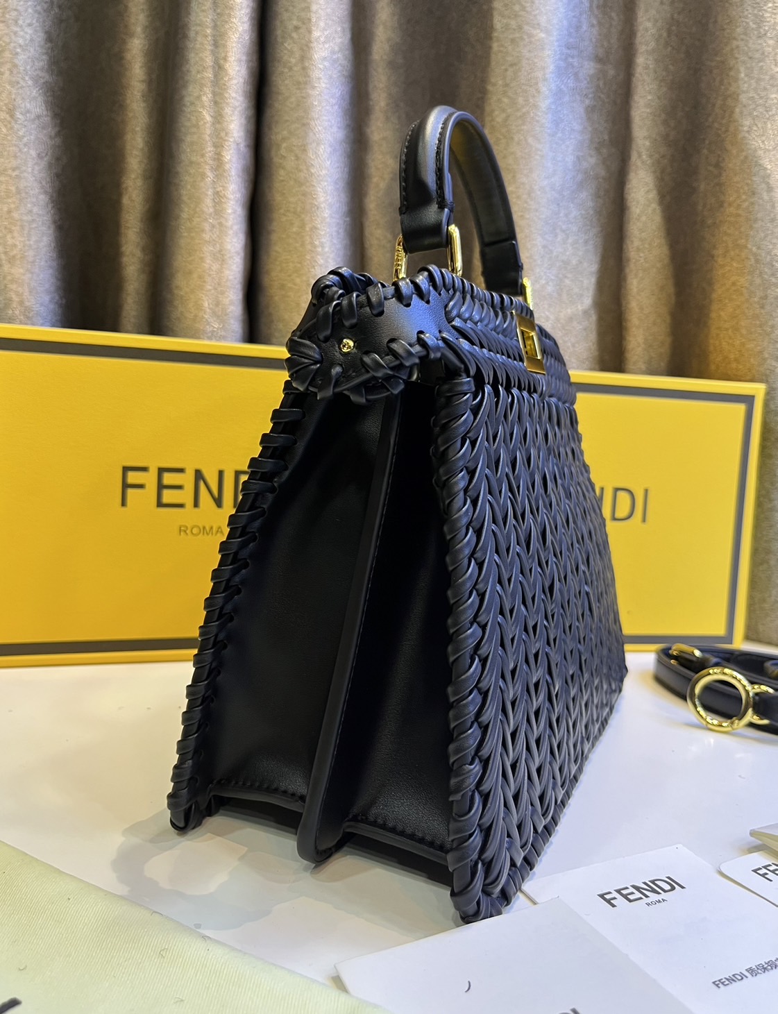 พร้อมส่ง 3 สี FENDI Peekaboo ISeeU Medium interlace leather bag กระเป๋าสะพายดีไซส์สาน ใช้ได้ 2 ด้าน 🧡 เกรดออริจินอล 1:1 สลับแท้