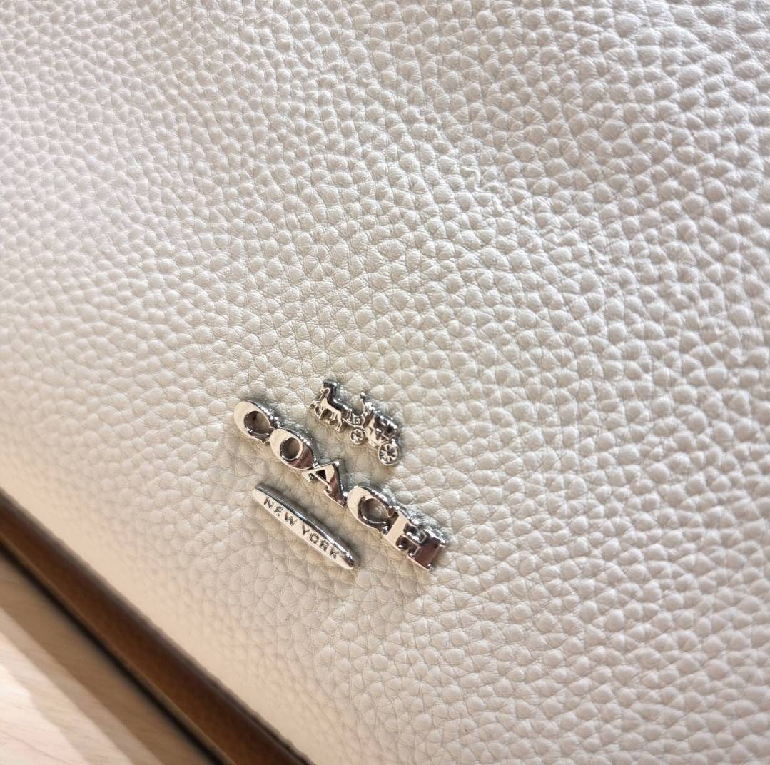 COACH HANNA CARRYALL IN SIGNATURE CANVAS / CH187 / CH195 / CH542 น้องใหม่ เรียบหรู ดูแพง กับกระเป๋าถือ/สะพายทรงสวย คงความคลาสสิค ดีไซน์ตกแต่งสายคาดจับจีบข้างกระเป๋าเพิ่มดีเทล มาพร้อมหูจับในตัว