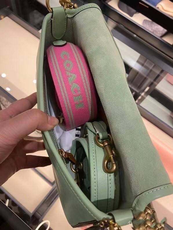 COACH SOFT TABBY SHOULDER BAG IN COLORBLOCK พร้อมส่งที่ไทย มาพร้อมสายสะพายยาว 2 เส้น เปลี่ยนใช้งานได้หลากหลายสไตล์ แค่สายก็คุ้มมากแล้วค่าาา