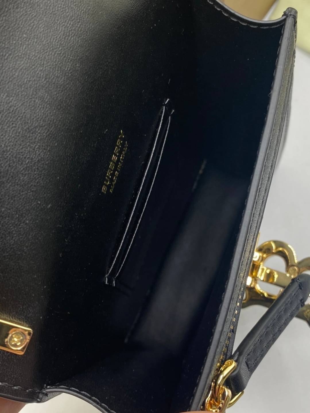 VIP GIFT 】หนังแท้ BURBERRY FRAGRANCES CROSSBODY BAG กระเป๋าทรงเหลี่ยมแนวตั้งดีไซน์สวยหรูอยู่ทรงมีโลโก้แบรนด์ด้านหน้า งานหนังดีที่สุด เปิดปิดด้วยฝาปิดสัญลักษณ์ตัวB ภายในโล่งสามารถใส่มือถือ iphone เงิน ของจุกจิกได้ สายสะพายหนังยาวถอดได้ปรับระดับได้ อะไหล่แบ