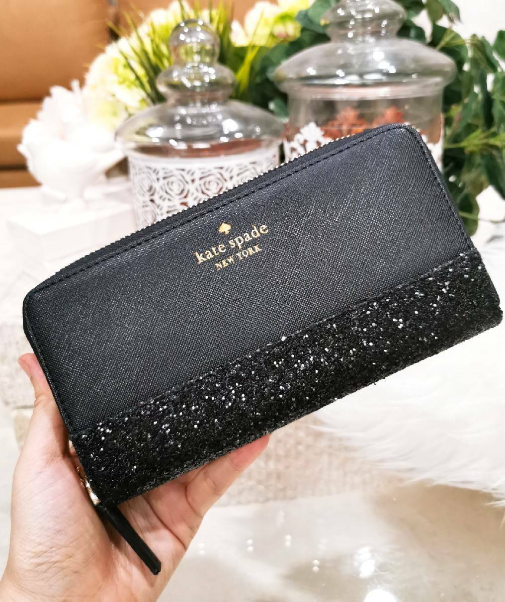KATE SPADE NEW YORK GLITTER LONG WALLET กระเป๋าสตางค์ใบยาวรุ่นใหม่ล่าสุดจาก KATE SPADE FACTORY หนัง SAFFIANO ตัด Gitter วิ้งๆสวยหรูอยู่ทรงตามคอนเซปคอลเลคชั่นใหม่ เปิดปิดด้วยซิปรอบด้านหน้ามีโลโก้สวยเรียบหรูภายในมีโลโก้ ช่องซิปกลาง ช่องใส่บัตรหลายช่อง สามาร