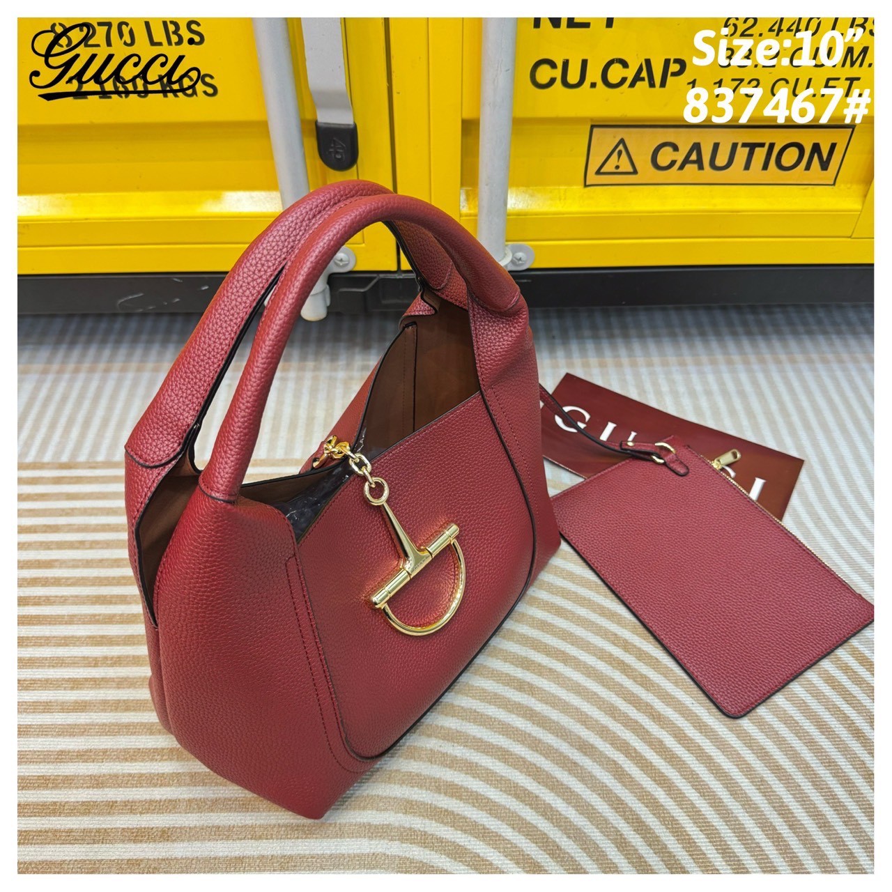 Gucci Softbit medium top handle bag กระเป๋าทรงโฮโบโฉมใหม่ อะไหล่เป็นเอกลักษณ์ของแบรนด์ในรูปแบบ Horsebit ครึ่งรูปขนาดใหญ่ หรูหราและใช้งานสะดวก รูปทรงสไตล์สบายๆ หนังลายเกรนสวยหรูนุ่มนวลพร้อมเท็กเจอร์อันโดดเด่น