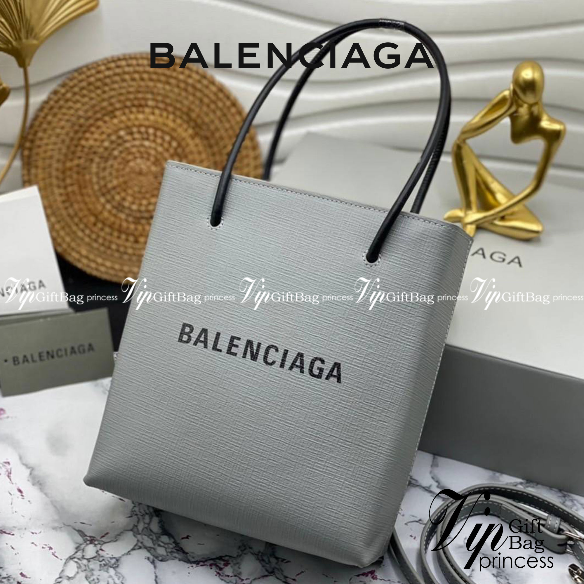 หนังแท้ BALENCIAGA XXS TOTE / Balenciaga shopping tote xxs พกกระเป๋าช้อปปิ้ง ไปทุกที่ในฤดูกาลนี้ ดีไซน์ที่ใช้ได้ทุกวันตั้งแต่หนังแบบมีเท็กซ์เจอร์ ภาพสินค้าถ่ายจากงานขายจริง ใช้งานต่างประเทศได้