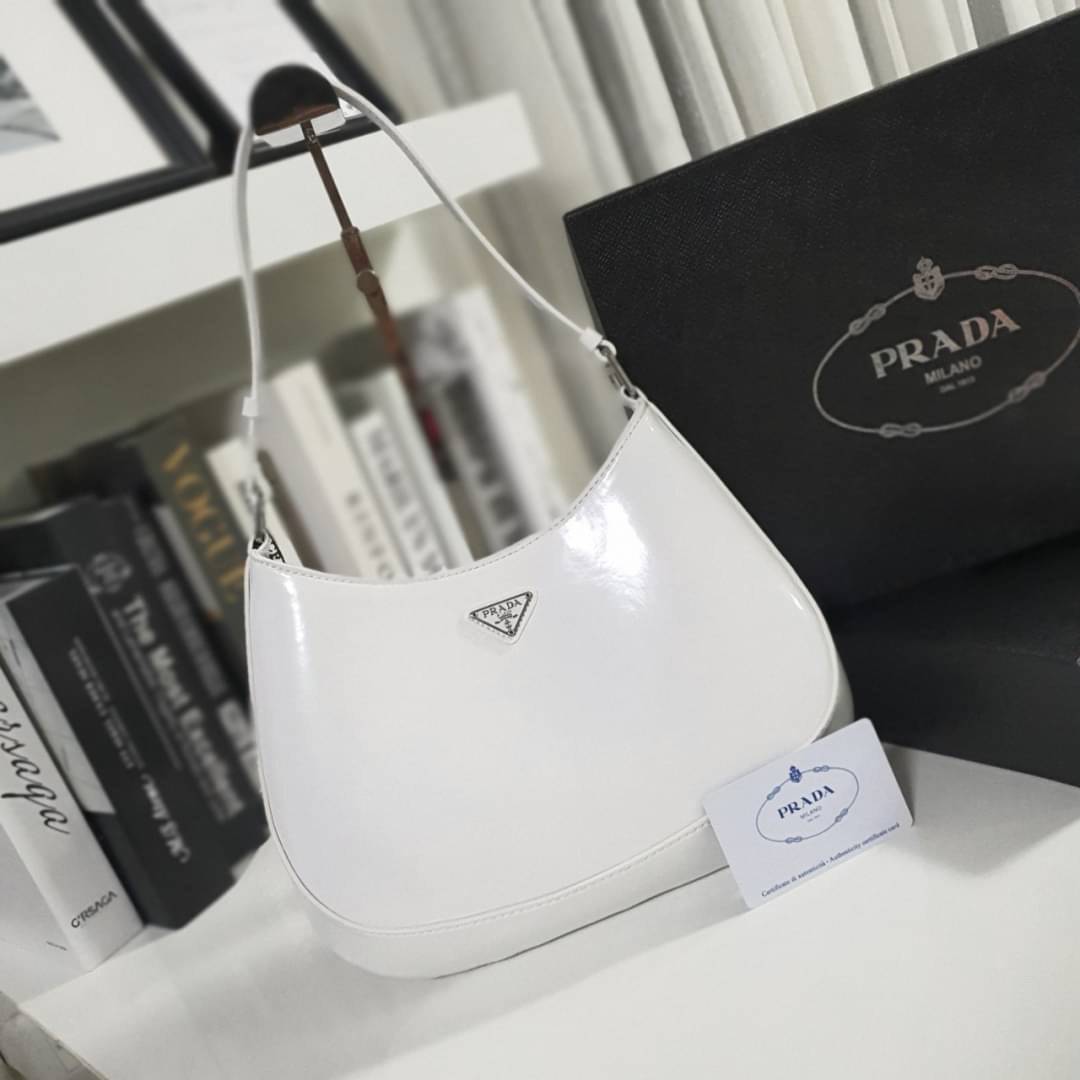 Prada Cleo brushed leather shoulder bag กระเป๋าทรงสวยยอดฮิต กับแบรนด์ PRADA งานพรีเมียมกิ้ฟท์จากแบรนด์ ทรงสะพายไหล่สวยหรูอยู่ทรง PRADA CLEO หนังเรียบดำเงาหรูสุดคลาสสิต เปิดปิดด้วยกระดุมอะไหล่เงินทั้งใบ ด้านในใส่กระเป๋าสตางค์ยาว มือถือ ของจุกจิกได้เยอะ มีป