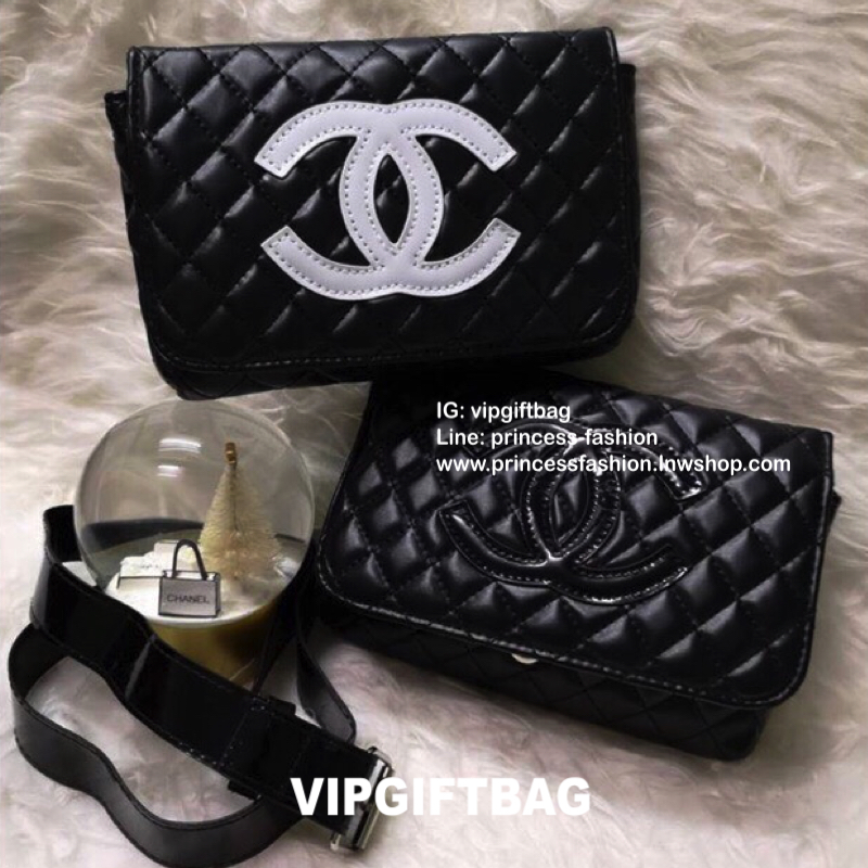 พรีเมี่ยมกิ๊ฟแท้ 100% 🎈กระเป๋า Chanel Quilted Belt Bag (โลโก้ดำ) กระเป๋า Chanel รุ่นนี้สามารถคาดอกหรือคาดเอวได้หมดค่า เปิดปิดด้วยฝาปิดกระดุมแม่เหล็ก ภายในโล่ง ซับในลายเเบรนด์ สามารถใส่ Iphone เครื่องสำอางค์ กระเป๋าสตางค์ ใส่ได้ค่ะ