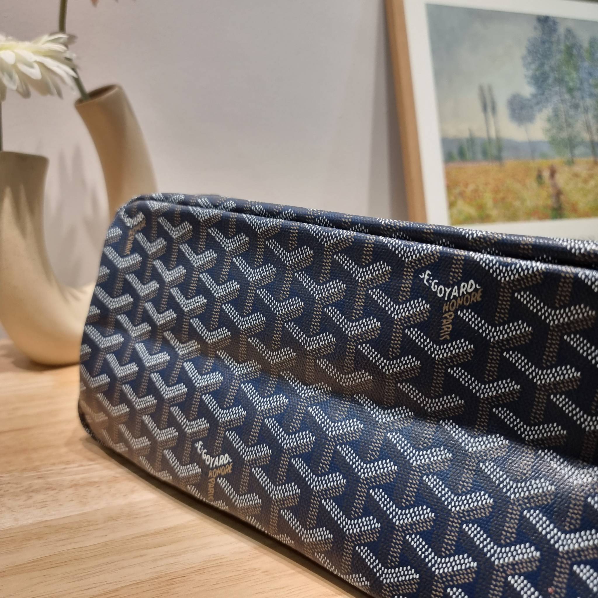 GOYARD BOHEME HOBO BAG / GOYARD HOBO กระเป๋าสะพายทรงโฮโบ ใบใหญ่จุใจ!! มาครบสีขายดี เลิศทุกสี รูปทรงคลาสสิค ดีไซน์เป็นเอกลักษณ์ วัสดุหนังแคนวาสพิมพ์ลายสวยคม ปากกระเป๋ามีซิปเปิด-ปิดกันของหล่นได้ ภายในโล่งกว้างมาก มาพร้อมสายคล้องในตัว ทนทาน สะพายสวยๆได้ทุกวั