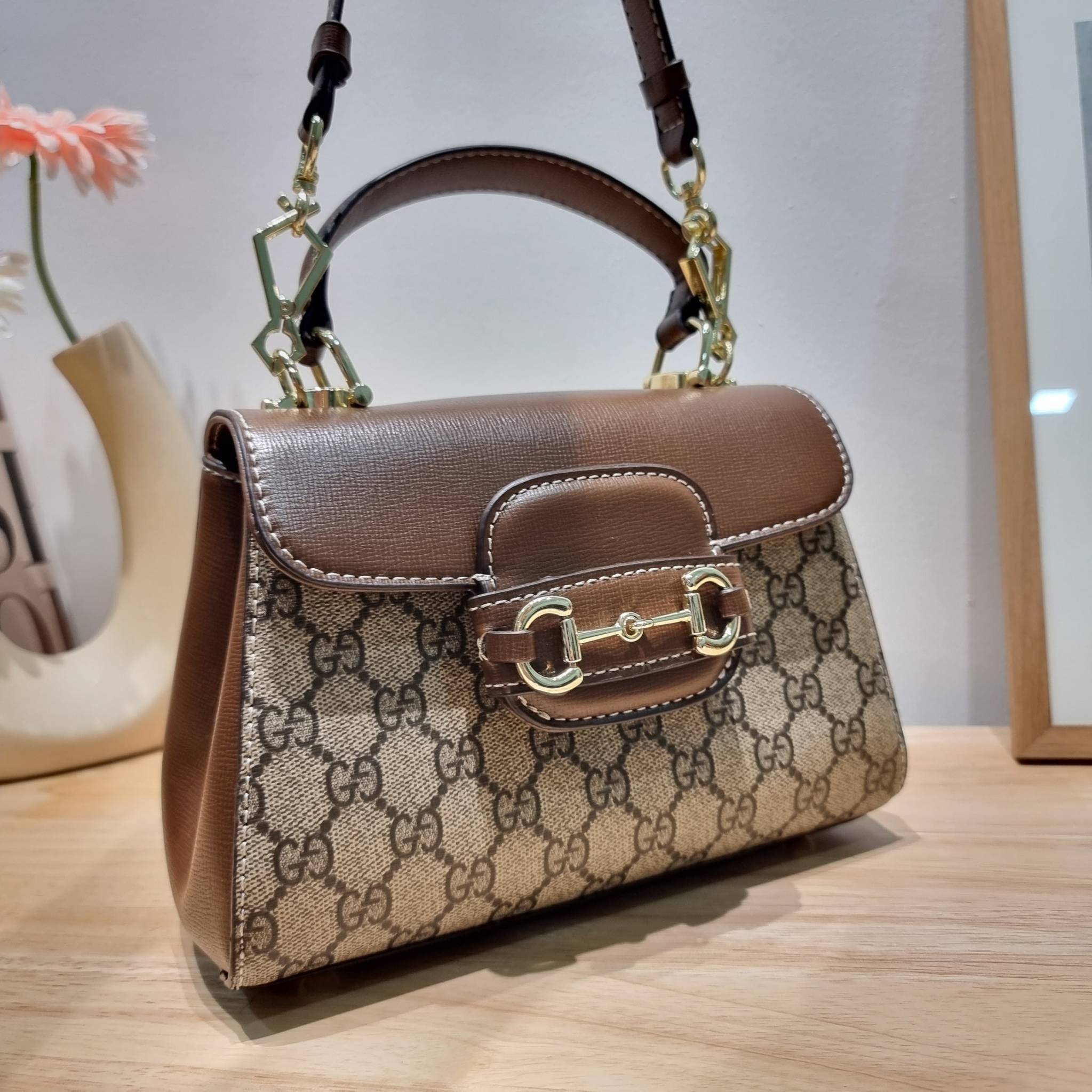 Gucci Horsebit 1955 mini bag / GG VINTAGE CROSSBODY BAG ใหม่จากพรีเมี่ยมกิ๊ฟสุดคุ้ม กระเป๋าสะพายข้าง สวยย้อนยุค ดีไซน์วินเทจแฝงความหรู วัสดุหนังแคนวาส เปิด-ปิดด้วยกระดุมแม่เหล็ก ภายในโล่งกว้าง แบ่งสัดส่วนไว้อย่างดี สายสะพายมีให้ 2 ถึงแบบ สลับใช้ได้ไม่มีเบ