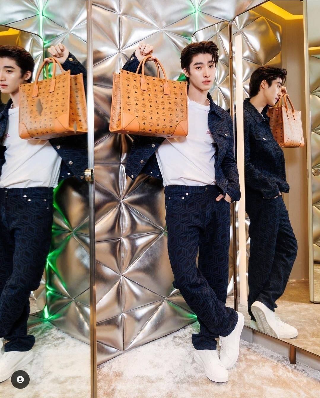 ORI | M.C.M MEDIUM MÜNCHEN TOTE IN VISETOS กระเป๋าโท้ทไซส์กลางจุได้เยอะ ใหม่ล่าสุด ใช้ได้ทั้งหนุ่มๆและสาวๆ รูปทรงคลาสสิค ดีไซน์เป็นเอกลักษณ์ แถมยังได้ใบลูกใส่ของจุกจิกได้อีก