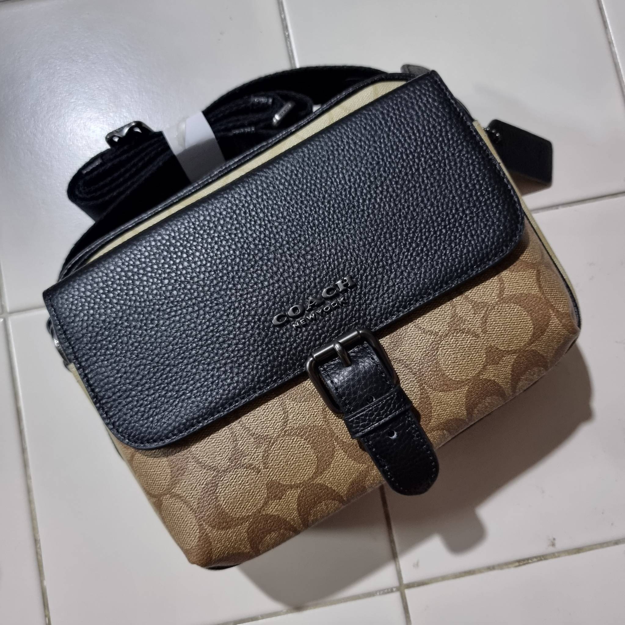 COACH C6080 HUDSON CROSSBODY IN BLOCKED SIGNATURE CANVAS ยกความคูลมาให้หนุ่มๆถึงที่!! ไอเท็มเด็ดหายาก กระเป๋าสะพายข้างดีไซน์ตัดสี เท่ไม่ซ้ำ วัสดุหนังแคนวาสสลับหนัง pepble ทนทาน ใช้งานง่าย ด้วยฝาปิดแบบกระดุมแม่เหล็กด้านหน้า และซิปที่ช่องหลัก ใช้ของได้เลยแบ