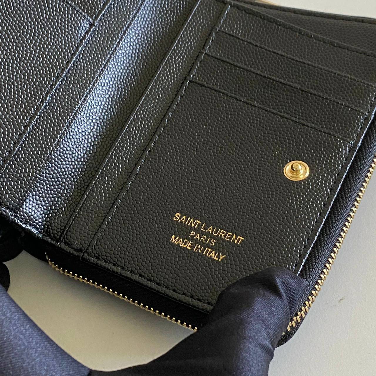 VIP GIFT 】หนังแท้ YSL Saint Laurent monogram compact zip short wallet มาแล้วจร้า ถามหากันเยอะมากๆ กระเป๋าสตางค์ใบสั้นที่ใส่แบงค์ ใส่บัตร ใส่เหรียญได้เยอะสุดๆ มีสองด้านซิปและพับ ใบเดียวครบจบเลย หนังสวยมาก ละเอียดสุดๆ