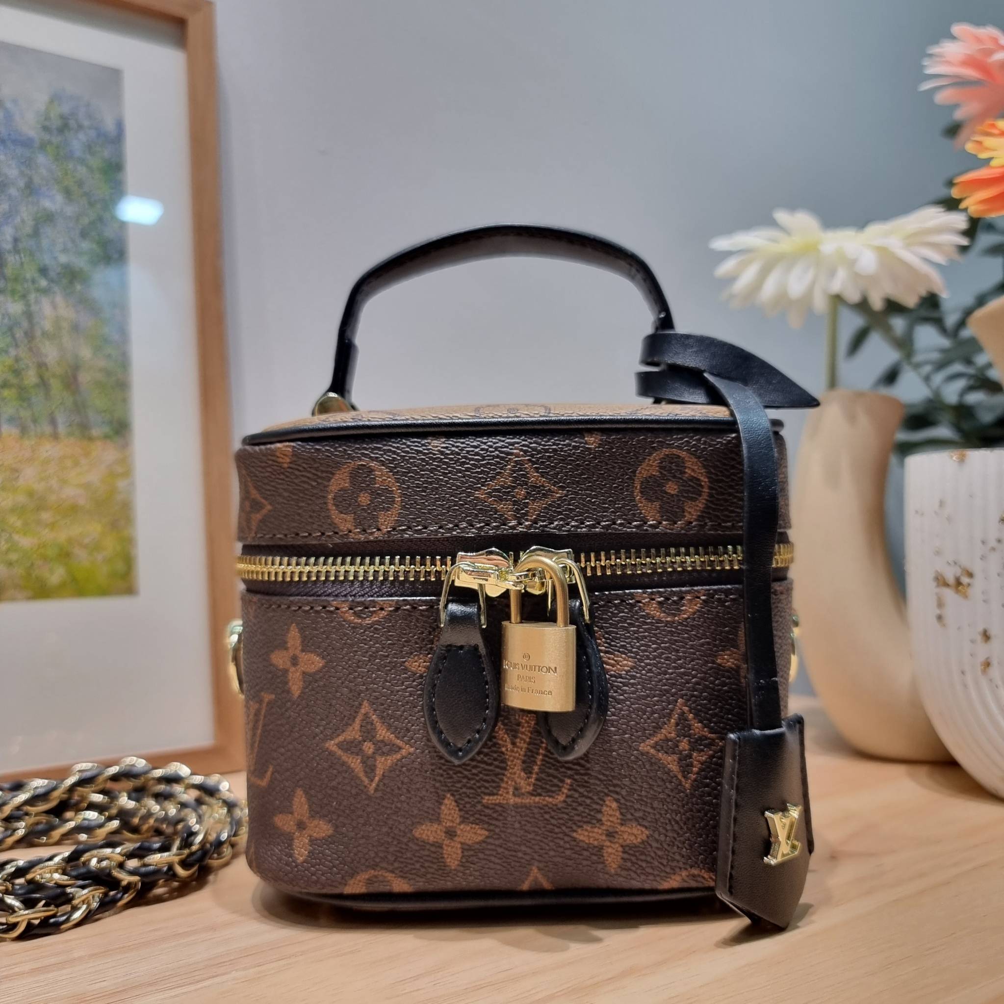 LV Vanity PM / Lv reverse monogram vanity bag กระเป๋าถือ/สะพาย สวยอยู่ทรง มาพร้อม box set สุดหรู adapt ใช้เป็นกระเป๋าเก็บเครื่องสำอางค์ ถือเชิดๆ หรือสะพายเลิศๆ ไปเที่ยว ไปไหนๆก็ดูแพง!! สวยจริงจัง!!