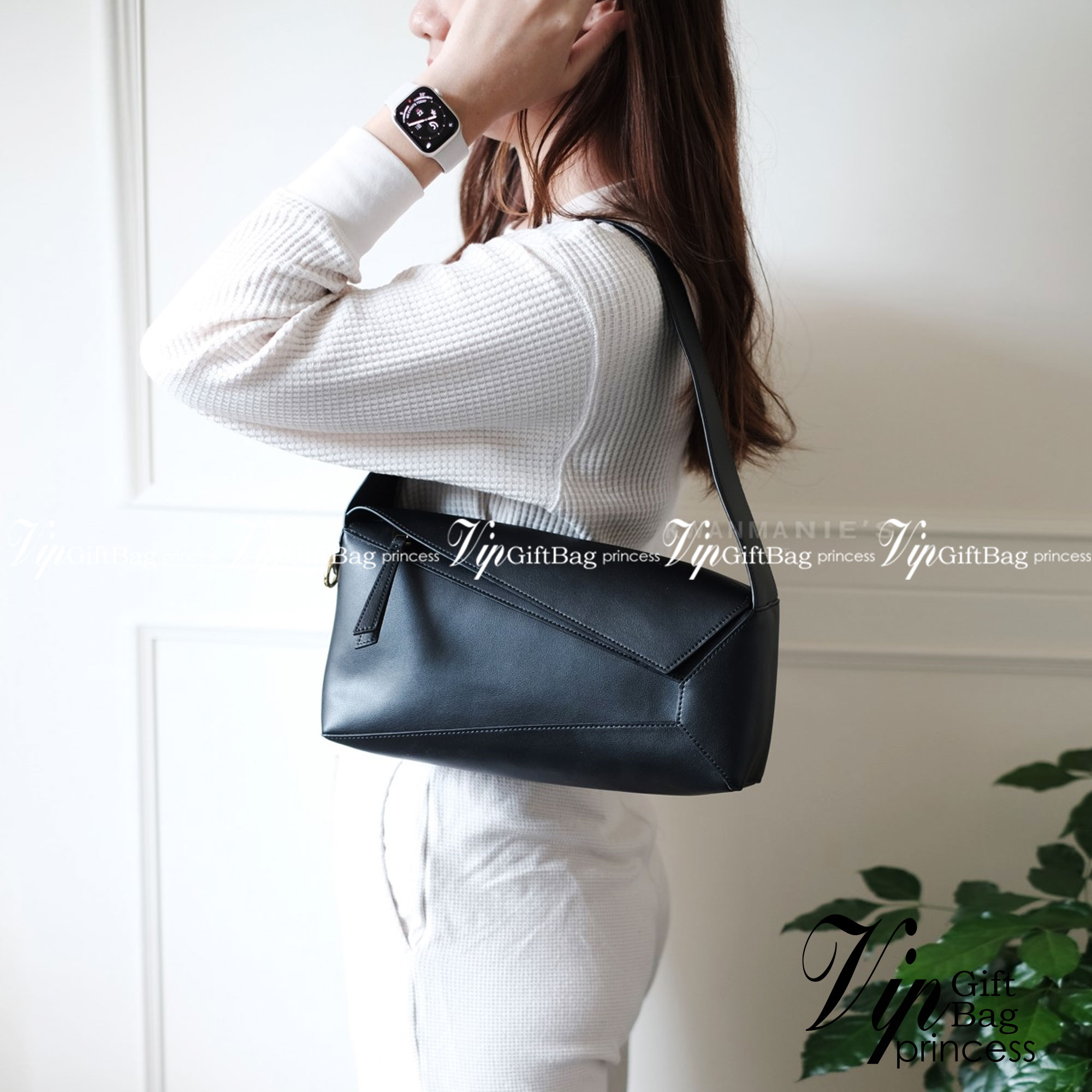 LOEWE Puzzle Hobo bag in nappa calfskin กระเป๋าสะพายไหล่มีความพิเศษในหลายด้าน ไม่ว่าจะเป็นรูปทรงที่แปลกใหม่ มินิมอลด้วยโลโก้อนาแกรมแบบประทับ ดูหรู เป็นกระเป๋า Unisex ที่ไม่ว่าคุณจะเป็นผู้หญิงหรือผู้ชายก็ใช้งานได้