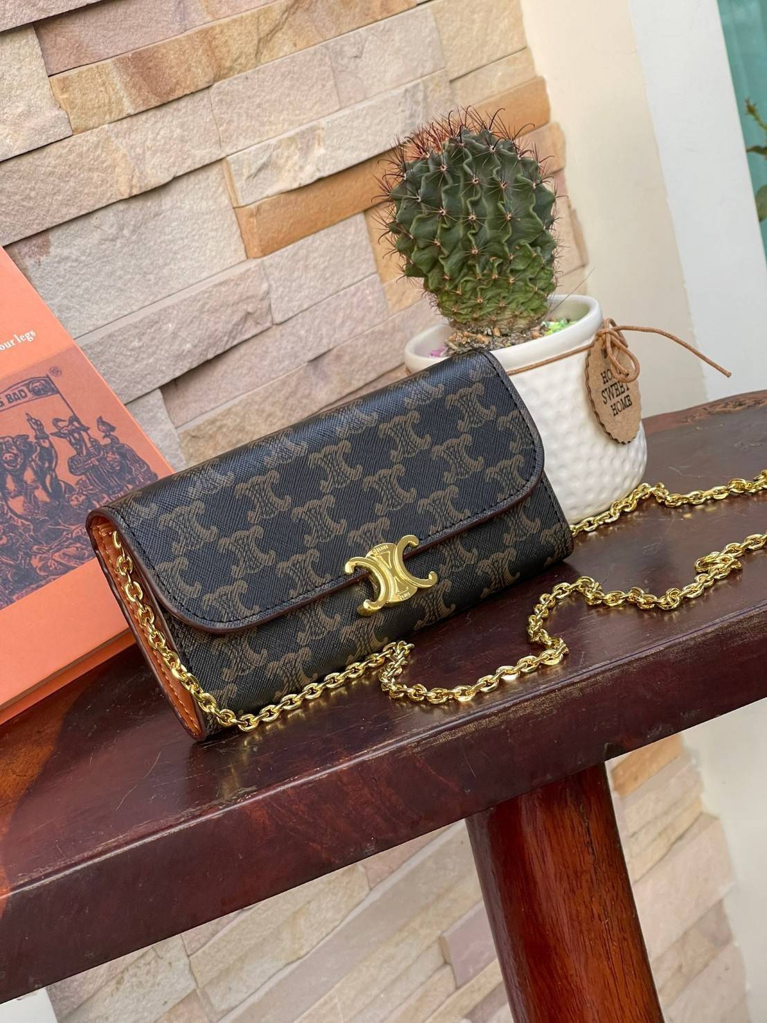 CELINE INSPIRED 2IN1 LONG WALLET ใครมีของที่ต้องจัดเก็บในปริมาณมาก จะต้องถูกใจกระเป๋าสตางค์ผู้หญิงใบนี้แน่นอน เนื่องจากมีช่องแยกย่อยสำหรับใส่ธนบัตร เหรียญ และบัตร รวมแล้วกว่า 10 ช่อง ให้คุณจัดเก็บของต่าง ๆ ได้เป็นสัดส่วน นอกจากนี้ ยังมีช่องใส่ของเบ็ดเตล็ด