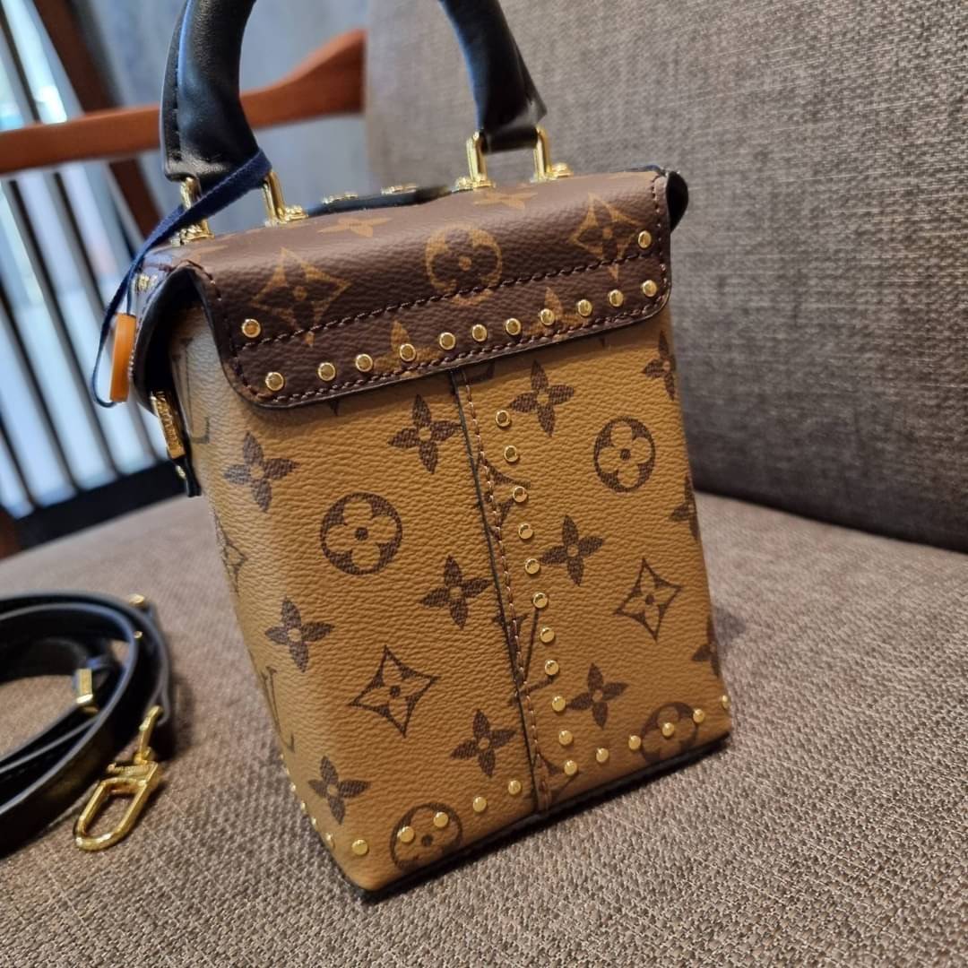 LV CROSSBODY BOX BAG / LV Reverse Monogram Camera Box Bag กระเป๋าถือ/สะพายวีไอพีพรีเมี่ยม สวยหรูทุกมุม ตกแต่งเพิ่มดีเทลด้วยหมุด วัสดุหนังแคนวาสคุณภาพ เปิดปิดด้วยตัวบีบล็อค แน่นหนา มีหูจับในตัว และสายสะพายข้างมาให้ ภายในเป็นช่องโล่ง ใส่มือถือได้ทุกรุ่น มาพ