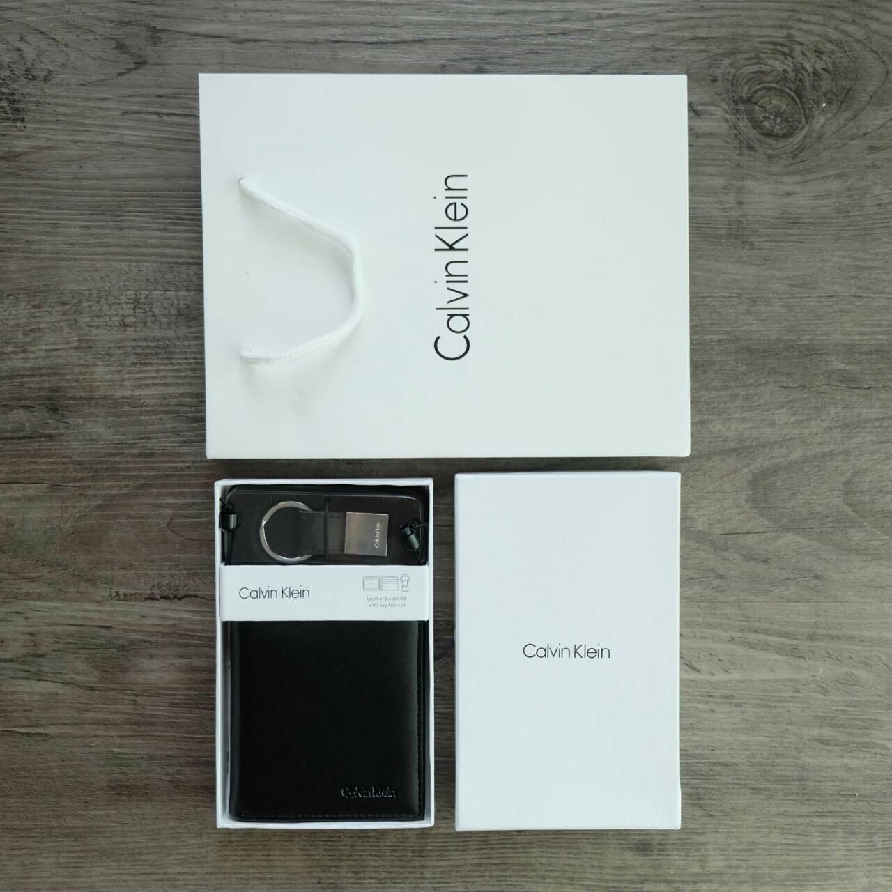 Calvin Klein Leather Bookfold with Key Fob Set (Vertical) กระเป๋าสตางค์ใบสั้น Set แนวตั้ง สุดคุ้ม มอบให้เป็นของขวัญหรือใช้เองก็แนะนำค่ะ