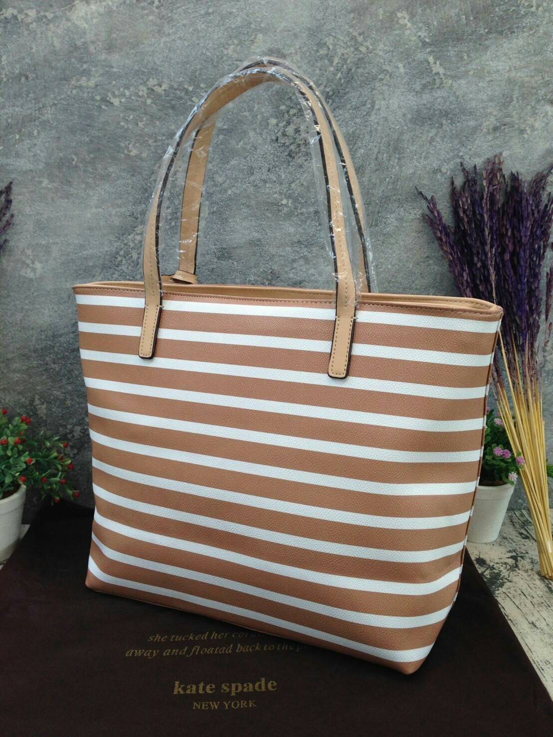 KATE SPADE HYDE LANE STRIPED RILEY LEATHER TOTE BAG กระเป๋าสะพายทรง Tote Bag หนังสวยอยู่ทรง โดดเด่นที่สีทูโทนลายทางห้อยโลโก้ TAGcที่หูกระเป๋า ด้านหน้าประดับโลโก้ มี1ช่องใส่ของ ภายในมีช่องซิป และช่องใส่มือถือ กว้างและจุ ใส่ ipad notebook เอกสาร A4 กระเป๋าส