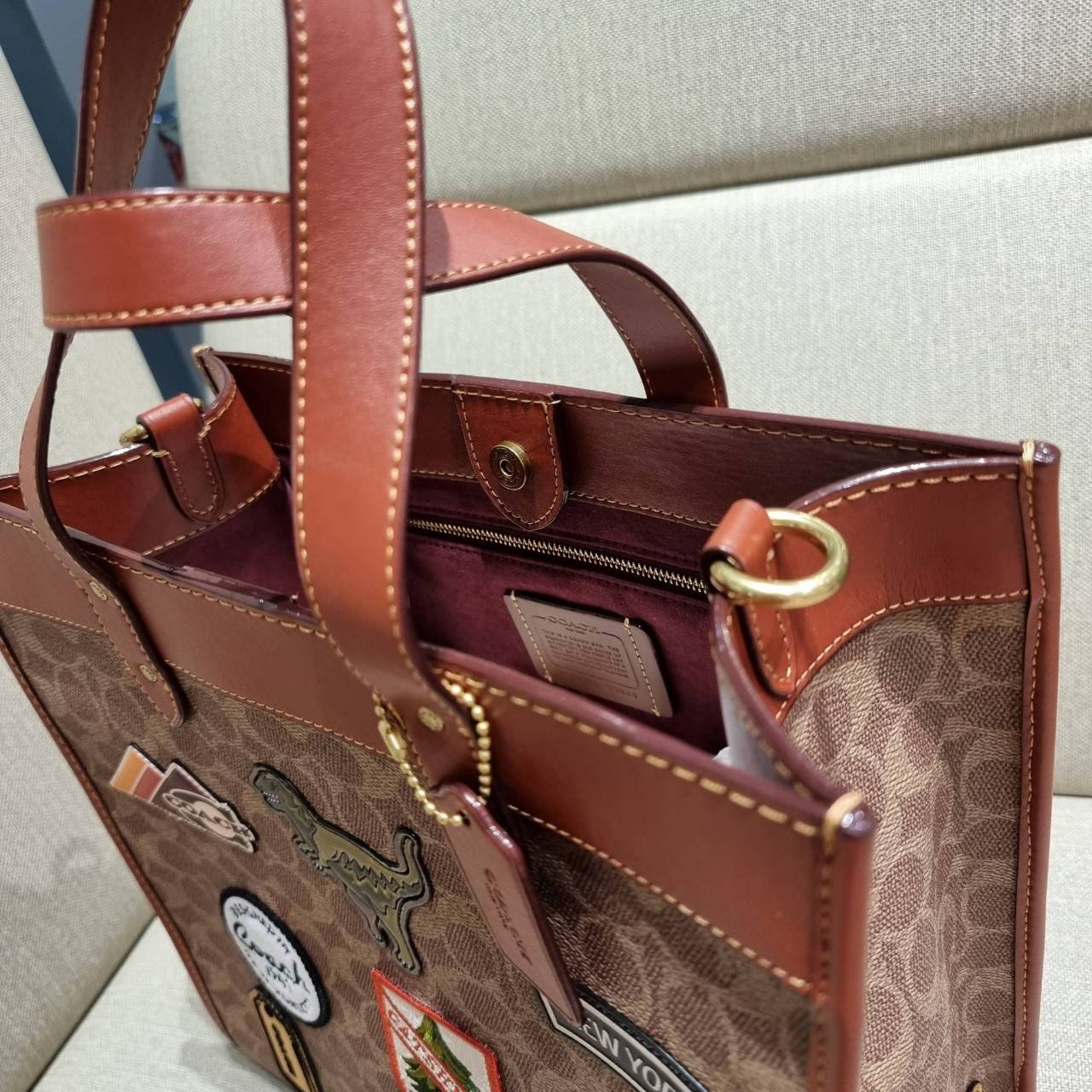 COACH C6846 FIELD TOTE IN SIGNATURE CANVAS WITH PATCHES คอลเลคชั่นใหม่สุดปัง!! สกีเรทโทร ดีไซน์วินเทจ ต้อนรับฮอลิเดย์นี้กันแบบที่สุด กระเป๋าทรงโท้ท ไซส์ใหญ่จุคุ้ม ฟังก์ชั่นการใช้งานสะดวกที่สุด มีทั้งสายคล้องแขนในตัว และสายครอสบอดี้ โดดเด่นด้วยแพทช์ลวดลายค