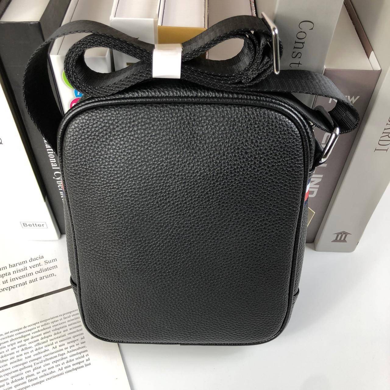 ของแท้ 💯% TOMMY HILFIGER Essential Mini Reporter กระเป๋าสะพายผู้ชายทรงคลาสสิก ขนาดกำลังดีน้ำหนักเบา หนังสวยทรงดีด้านหน้าประดับโลโก้แบรนด์