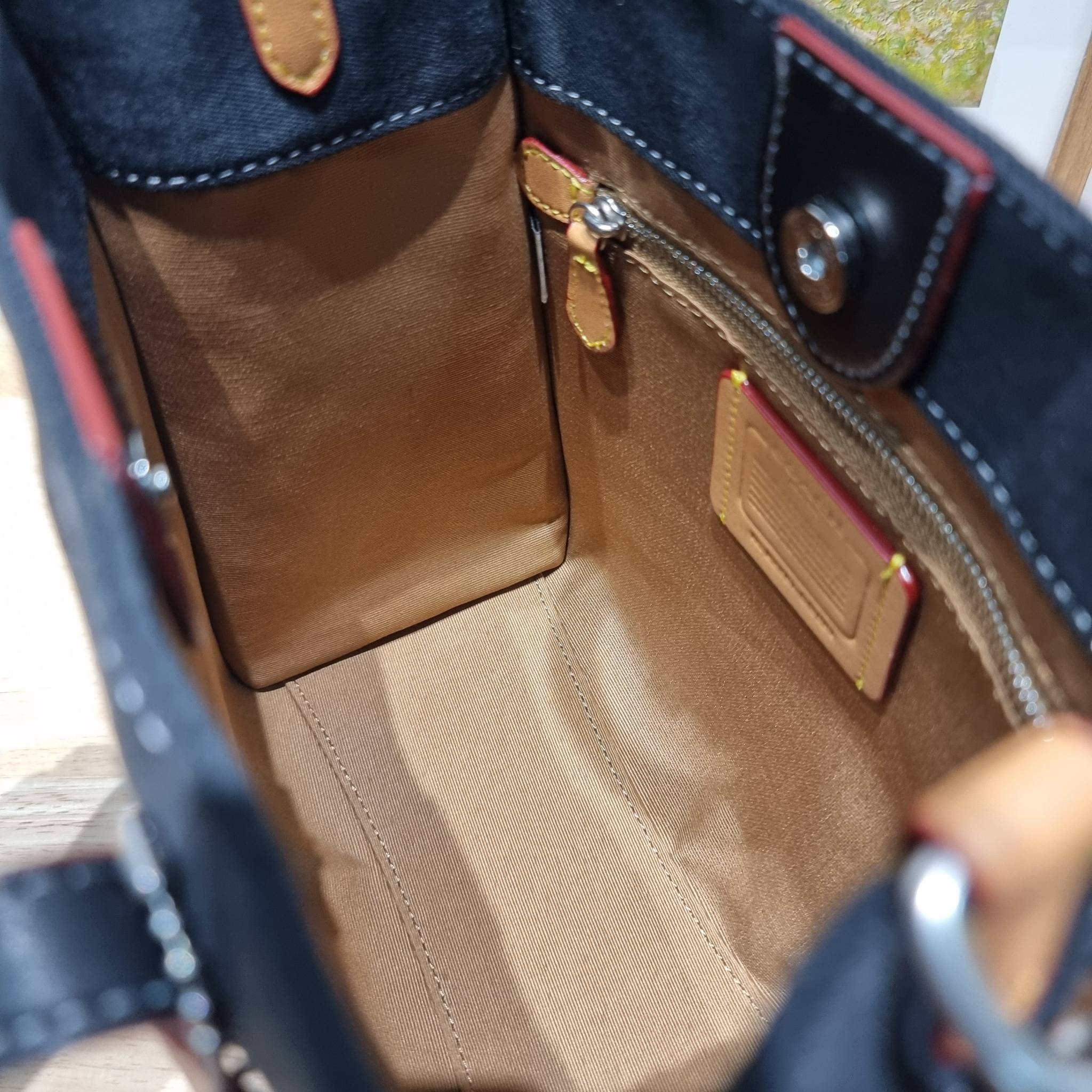 COACH CG091 FIELD TOTE 22 IN SIGNATURE DENIM คอลเลคชั่นใหม่ สีหายาก กับกระเป๋าทรงโท้ท ไซส์กำลังสวย ดีเทลปั๊มผิวเต็มใบ ดูดี มี texture