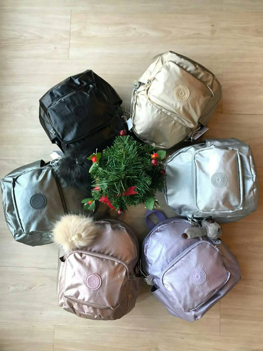 Kipling Kaopin Mini Backpack Woman’s กระเป๋าเป้สะพายรุ่นใหม่!!ขนาดมินิ สามารถแบบเป้หรือทรงcrossbody ได้ มีหลายช่องใช้งาน ด้านหน้าเป็นช่องซิปเล็กใส่ของจุกจิก ภายในมีช่องเล็กแยกเป็นสัดส่วน ใส่กระเป๋าสตางค์ยาวหรือมินิไอแพคได้ ขนาดกะทัดรัด มาพร้อมพวงกุญแจลิงส