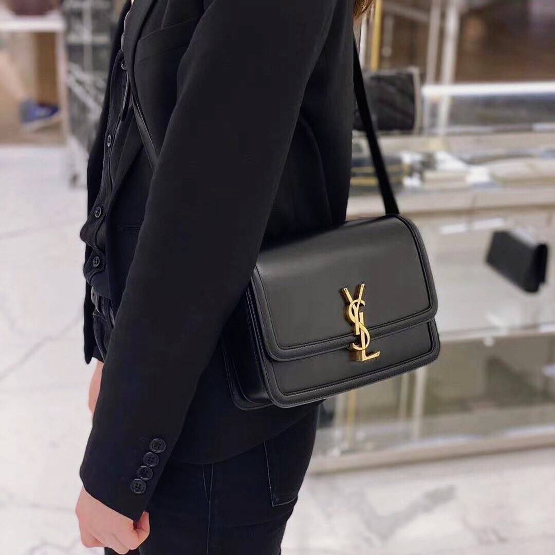 YVES SAINT LAURENT YSL BAG VIP GIFT WITH PURCHASE (GWP) พรีเมี่ยมกิ้ฟ Limited Edition จาก YSL DUTY FREE COUNTER วัสดุหนังแท้ Calfskin ทรงสี่เหลี่ยมหนังสวยหรูอยู่ทรงเปิดปิดด้วยฝาปิดโลโก้แบรนด์อะไหล่ทอง ภายในโล่งมีช่องหลัก และช่องย่อยสามารถใส่มือถือของใช้จุ