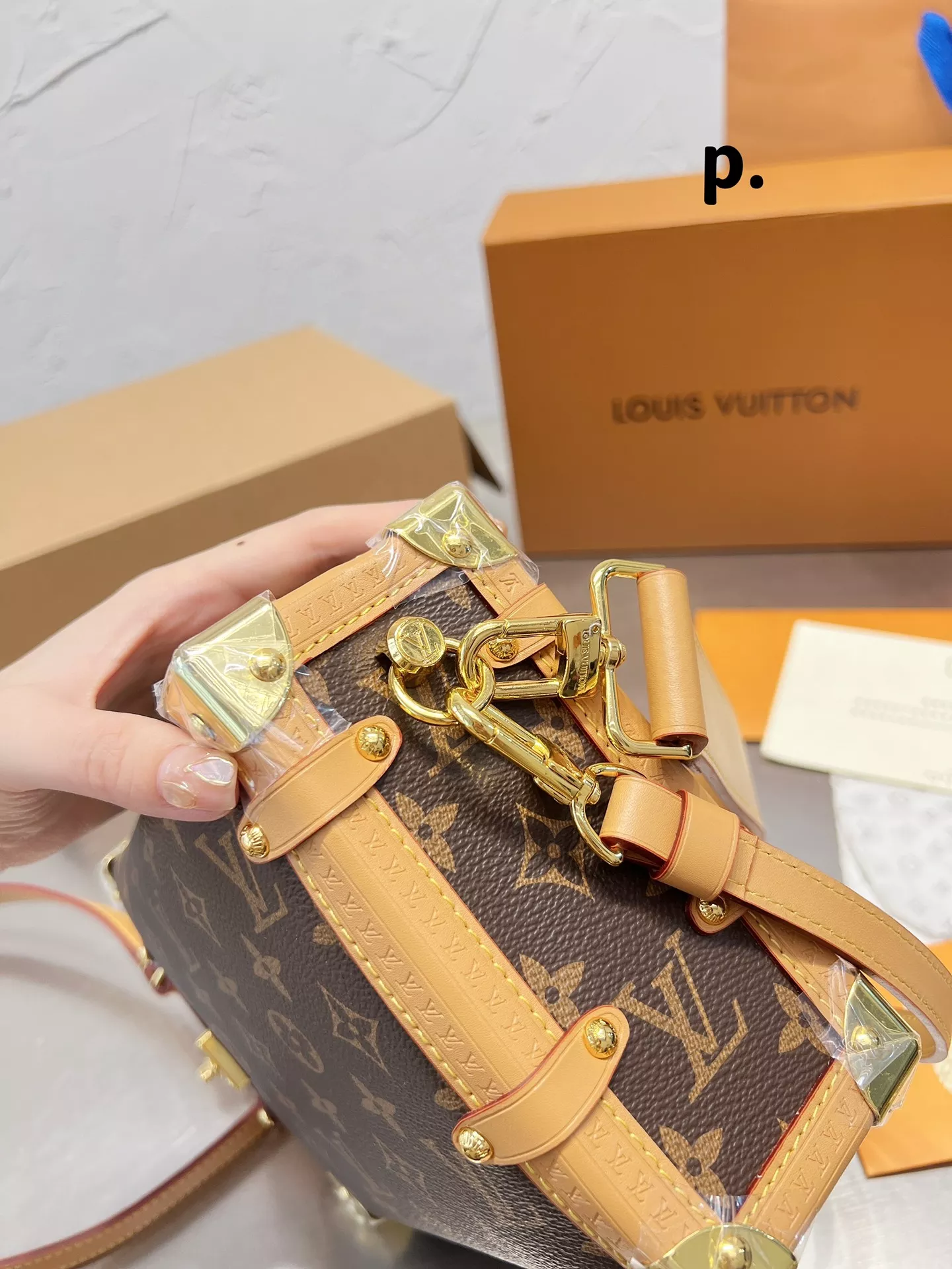 LV Side trunk pm / LV Soft Box Side Trunk Ladies Shoulder Messenger Bag กระเป๋าสะพายทรงกล่อง ที่สาวๆเรียกร้อง วัสดุหนังแคนวาส ดีไซน์ทุกอย่างได้ลงตัว หรูหรา อัพลุคได้ทุกสไตล์ ราคาสุดคุ้ม รุ่นนี้เป็น unisex ด้วยน้า ใช้ได้ทั้งหนุ่มๆและสาวๆไปเลย