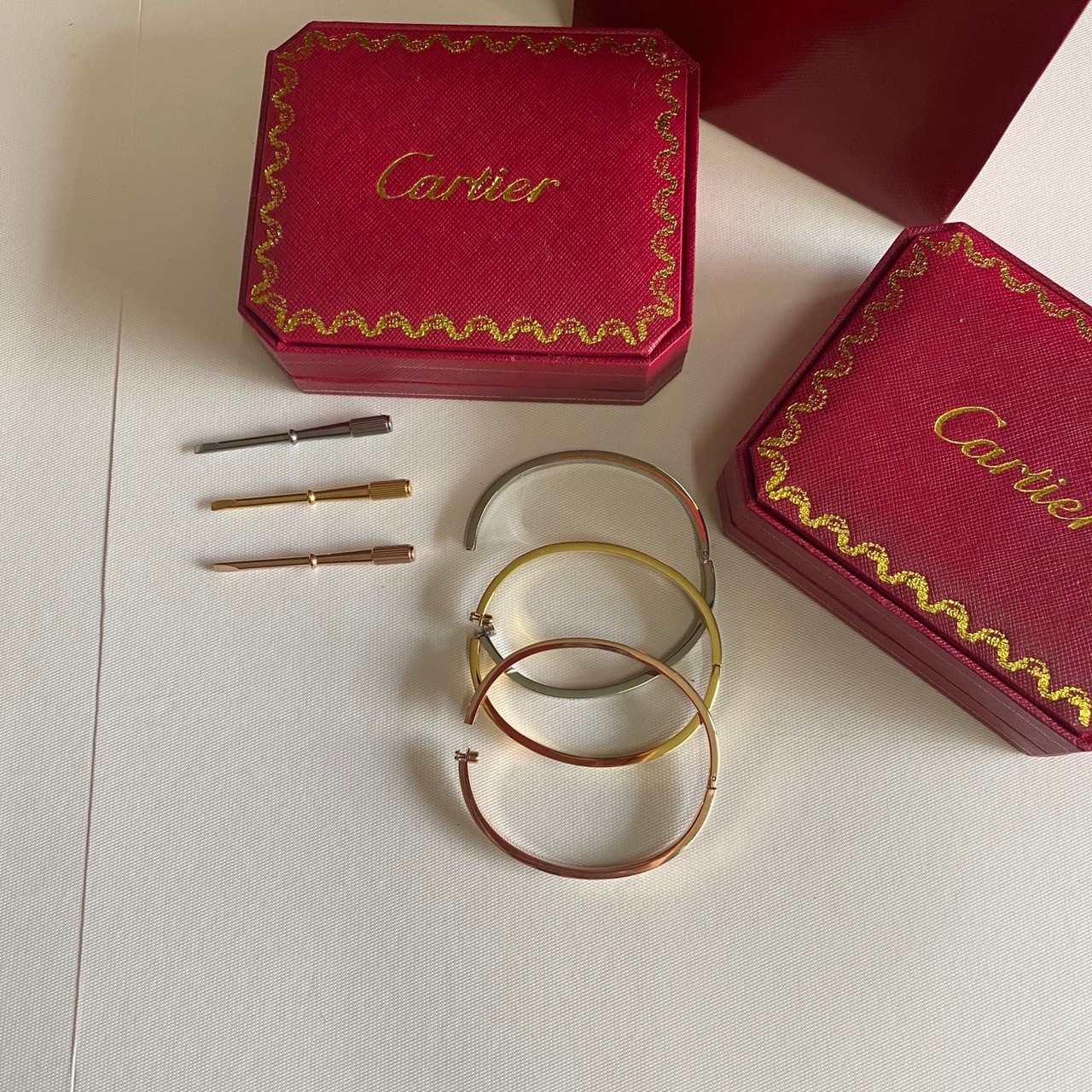 Cartier Love Bracelet กำไลคาเทียร์ รุ่นไม่มีเพชร ภาพถ่ายจากงานจริง พร้อมกล่อง วัสดุโลหะเคลือบขึ้นเงาตามรูป ใช้งานต่างประเทศได้