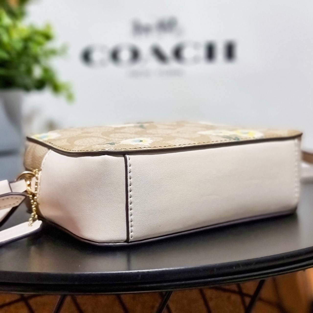 COACH C3354 MINI CAMERA BAG IN SIGNATURE CANVAS WITH DAISY PRINT คอลเลคชั่นใหม่ เอาใจสายหวาน!! กระเป๋าสะพายข้างไซส์มินิ ทรงสวยกำลังดี ดีไซน์ตกแต่งลายดอกเดซี่ คิ้วท์แบบไม่มีใครเกินแน่นอน วัสดุหนังแคนวาสเคลือบลาย เปิด-ปิดด้วยซิป สายสะพายปรับได้ตามตัว ภายในม