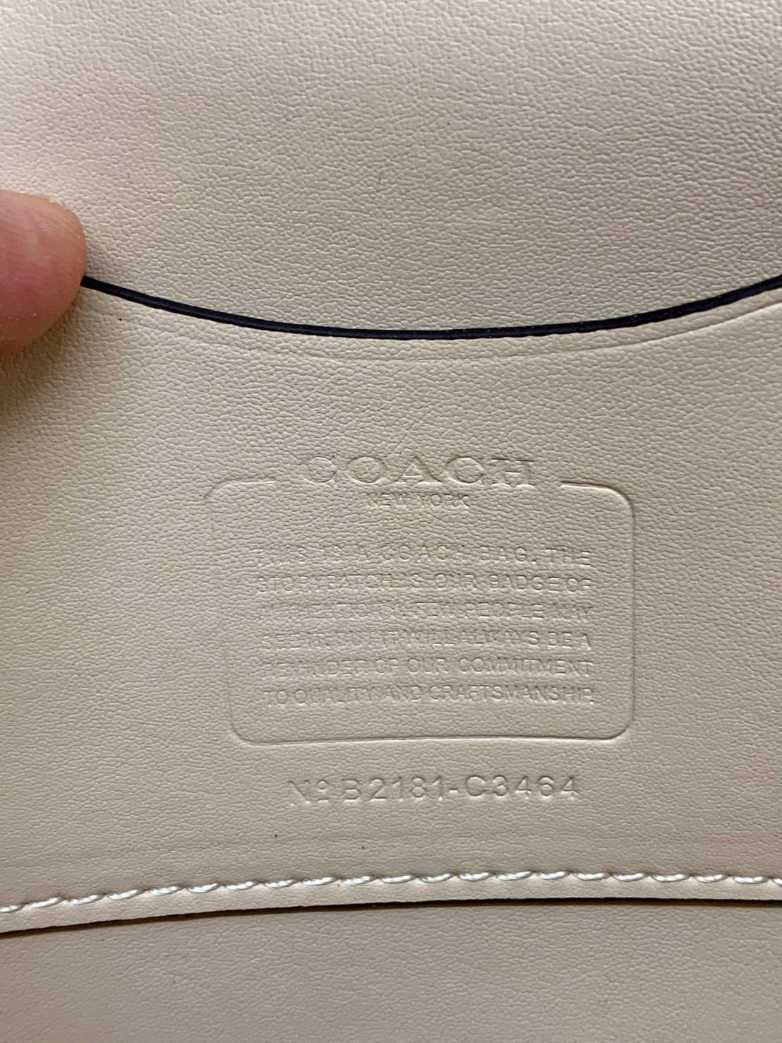 COACH ALIE SADDLE BAG IN SIGNATURE JACQUARD (C4694//C3464) New item!! กระเป๋าสะพายทรง saddle ดีไซน์วินเทจย้อนยุค แฝงความหรูในตัวด้วยอะไหล่สีทองเหลือง โดดเด่นไม่ซ้ำใครแน่นอน วัสดุผ้า jacquard สลับหนังแท้ ภายในเป็นช่องโล่ง มาพร้อมสายสะพายครอสบอดี้ ที่สามารถ