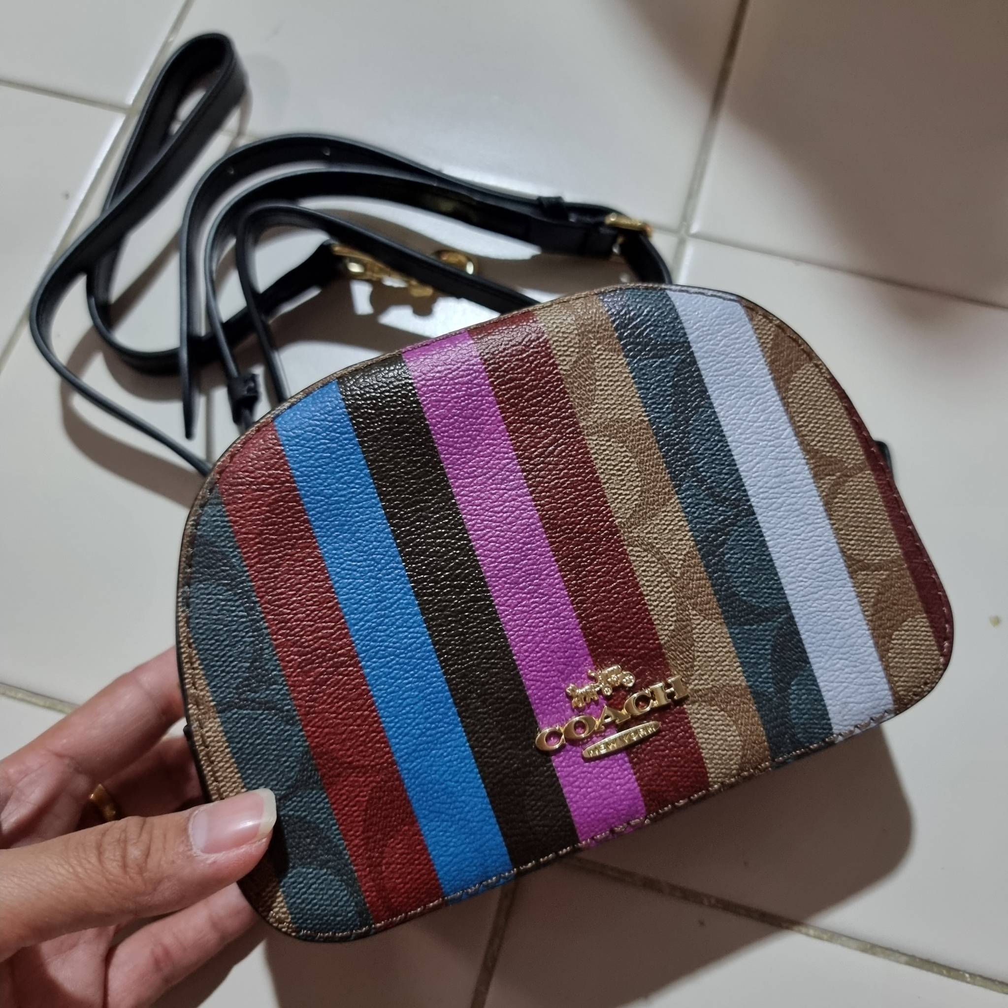 OUTLET 】COACH C5590 MINI SERENA CROSSBODY IN SIGNATURE CANVAS WITH STRIPE PRINT มาจ้าแม่ มาหนักๆอีกแล้ว กับคอลเลคชั่นที่ขายดี ขายหมด ไม่เคยพอจะขาย!! มินิเซเรนา ดีไซน์สดใส น่ารักน่าใช้ที่สุด วัสดุหนังแคนวาสเคลือบลาย เปิด-ปิดด้วยซิป สะดวกใช้ ภายในเป็นช่องโล